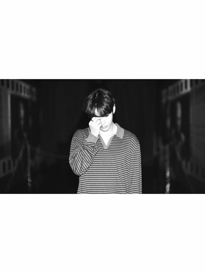 ktaehbrasil's tweet photo. Taehyung via Instagram do Jungkook 

“Estudando com o modelo favorito” https://t.co/g87WPkQG0k