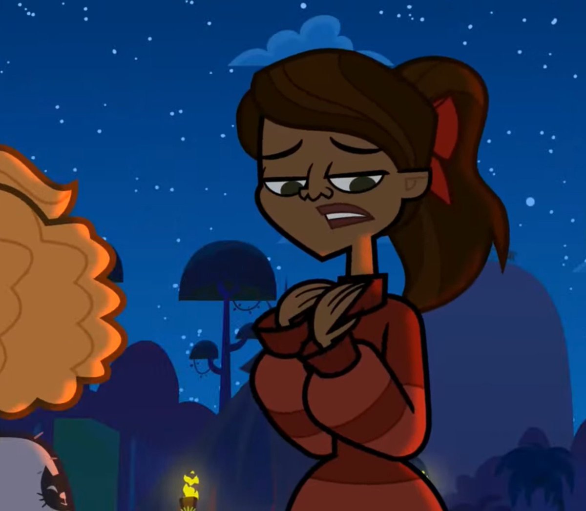 TrixieSoy's tweet photo. Sé que varios estarán felices con esta eliminación, pero no voy a negar que me siento profundamente decepcionada. 

Estamos hablando de un personaje que ya había participado en dos temporadas anteriores y que, en ambas, consiguió destacar mucho más de lo que hizo en esta. Por eso me resulta tan terrible verla regresar para pasar 21 MALPARIDOS capítulos prácticamente sin una historia que contar, HACIENDO NADA, sin momentos verdaderamente relevantes y sin un desarrollo que justifique su presencia en la competencia.

Qué sentido tiene traer de vuelta a un personaje con semejante potencial si lo único que vas a hacer con ella es mantenerla en pantalla mientras sirve para impulsar las historias de los demás? Gabby se convirtió en una especie de personaje de relleno con fecha de caducidad (COSA QUE YA SABÍAMOS): la hacen durar lo suficiente para cumplir determinadas funciones narrativas y, cuando deja de ser útil para los planes del guion, simplemente la eliminaron.

Y no es que todos los personajes tengan que ganar, llegar a la final o protagonizar una trama espectacular para justificar su participación. Pero sí espero que tengan algo que aportar, especialmente cuando se trata de personajes que regresan y que ya cuentan con una historia, una personalidad y unas relaciones que podrían explorarse muchísimo más.

Lo frustrante es que no necesitaban inventar nada extraordinario para hacerle justicia a Gabby. Tenían material de sobra para construir algo interesante con ella, pero parece que nunca tuvieron la intención de hacerlo. Su participación se siente como una oportunidad desperdiciada de principio a fin.

Y, sinceramente, si su única función iba a ser servir de apoyo para el desarrollo de otros personajes hasta que llegara el momento de echarla, ¿para qué traerla de vuelta? Podrían haber creado a un personaje nuevo para cumplir exactamente la misma función y la temporada no habría perdido absolutamente nada.

No me decepciona que Gabby haya perdido. Me decepciona que, después de dos temporadas en las que demostró lo que podía aportar, esta haya sido la temporada en la que menos supieron aprovecharla.

#Disventurecamp5
#campamentodesventura