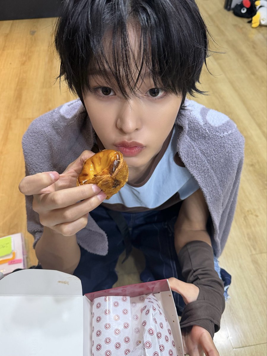 kksere_'s tweet photo. disassociating mama vs attentive son 😞 https://t.co/Iy7Px3e9Tb
