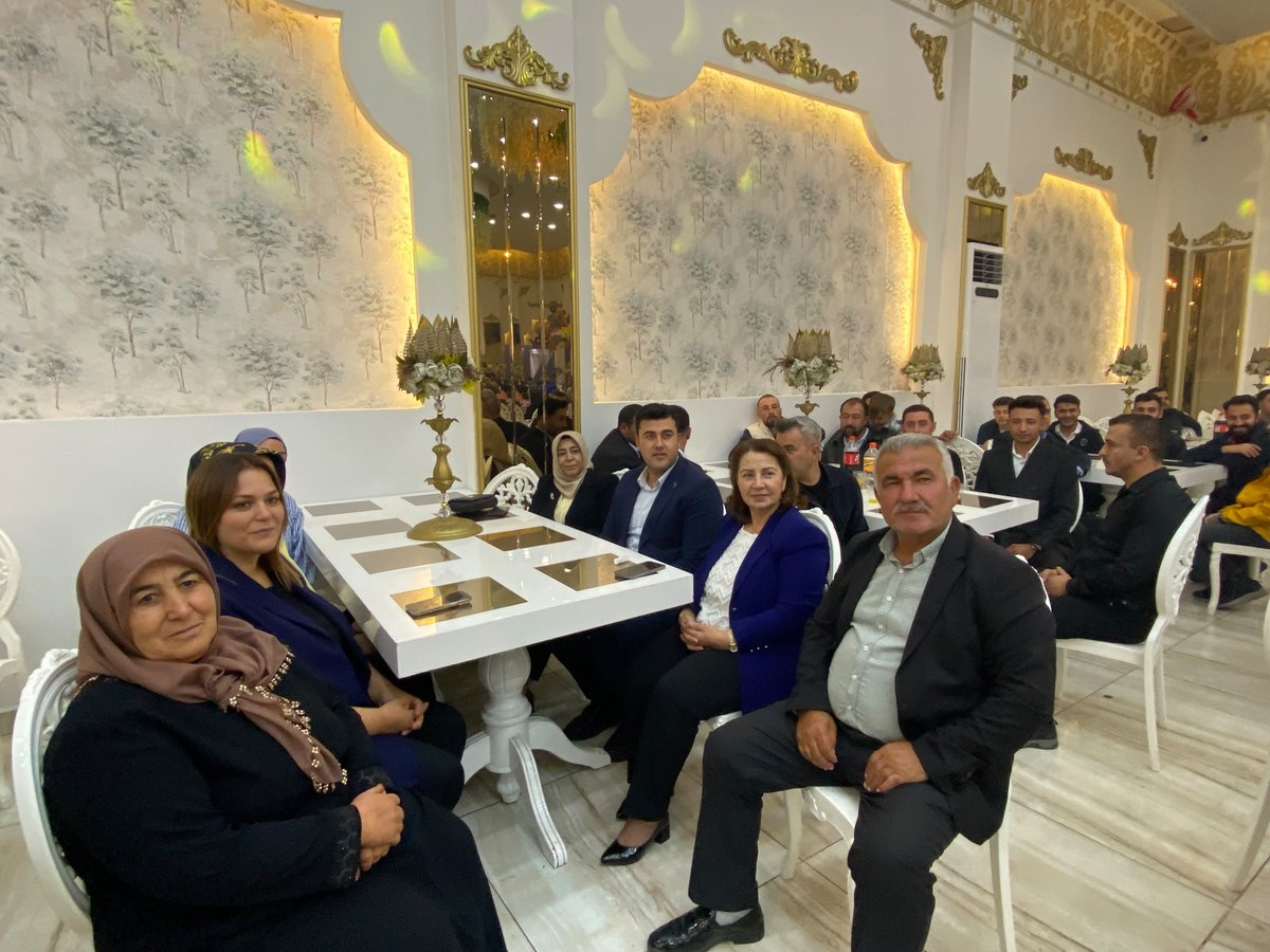 bese_yakup's tweet photo. Şehitkamil Belediye Başkan Yardımcımız Sn. Hülya Kılıç, İlçe Kadın Kolları Başkanımız Sn. Yasemin Karaca Ersöz ve Gençlik Kolları Teşkilatımız ile birlikte;

Gençlik Kolları Üçgöze Mahalle Başkanımız Sn. İsmail Akkuş’un kına merasimine katılım sağladık.

Bir ömür boyu mutluluklar diliyoruz.

@RTErdogan
@avyusufibis
@abdulhamitgul
@fatihseyrekk
@fmfedaioglu 
@FatmaSahin 
@avmustafadurmus
@ismailguler027
@umutymz 
@kilichulya_
@avyaseminkaraca
@AKGenclikGM
@AKPartiG_Antep