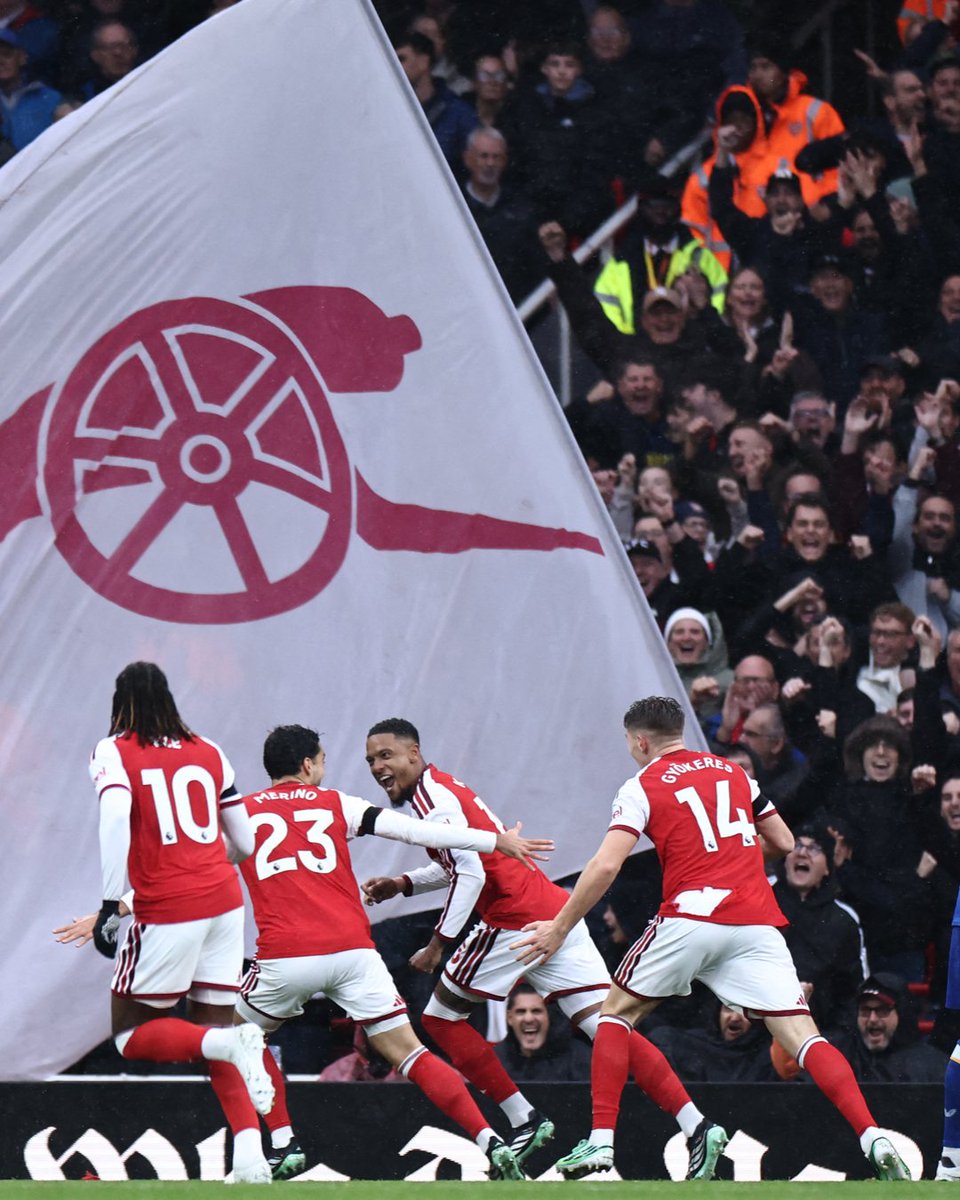 premierleague's tweet photo. Arsenal’s victory means it's level at the top of the Premier League 🤏

Lessons we learned from all four of Saturday’s matches 👉 https://t.co/EGMhiahECY https://t.co/Au2cSYVZCE
