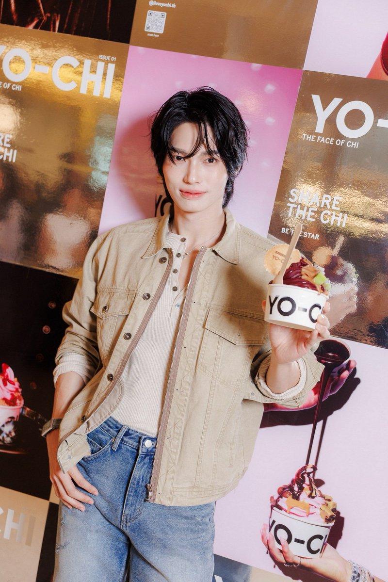 Hello_asian's tweet photo. หล่อมาก “วิน เมธวิน” ร่วมฉลองเปิด Yo-Chi
แบรนด์โฟรเซ่นโยเกิร์ตดังจากออสเตรเลีย
ปักหมุด centralwOrld สาขาใหญ่ที่สุดใน Southeast Asia
ชูคอนเซปต์ ‘ผับที่ไม่มีเบียร์’

Yo-Chi (โย-ชิ) แบรนด์โฟรเซ่นโยเกิร์ตชื่อดังจากออสเตรเลีย ปักหมุดประเทศไทย เปิดสาขาแรกทั้งที แถมยังเป็นสาขาที่ใหญ่ที่สุดใน Southeast Asia ที่ centralwOrld (ชั้น 2) โซน Groove เปิดเวลา 10.00 - 00.00 น.

งานนี้หนุ่ม วิน-เมธวิน โอภาสเอี่ยมขจร (@winmetawin)  ไม่พลาดมาร่วมฉลองเปิดร้านอย่างเป็นทางการ และยังได้ครีเอตโยเกิร์ตถ้วยโปรดที่ผลิตจากนมสดแท้มีให้เลือกกว่า 10 รสชาติ และยังมีอาซาอิ (Acai) ผลิตจากวัตถุดิบออร์แกนิกคุณภาพสูง นอกจากนี้หนุ่มวินยังสนุกกับการเลือกท็อปปิ้งหลากหลายที่มีให้เลือก 20 – 30 ชนิด อาทิ สตรอว์เบอร์รีสด, คุกกี้โดว์สูตรซิกเนเจอร์, ซุ้มน้ำพุช็อกโกแลตนูเทลล่าอุ่น ๆ และโมจิไต้หวันมินิ ฯลฯ

สำหรับ Yo-Chi สาขาแรกในประเทศไทย มีพื้นที่กว่า 207 ตารางเมตร แบ่งเป็นพื้นที่ภายในร้าน 95.64 ตารางเมตร และพื้นที่ Outdoor 17.05 ตารางเมตร โดยการออกแบบให้ความสำคัญกับการสร้างบรรยากาศที่อบอุ่น มอบพลังบวก เป็นมิตรพร้อมต้อนรับทุกคน ซึ่งสะท้อนเอกลักษณ์ของ Yo-Chi ที่พร้อมเพิ่มความพิเศษและความโดดเด่นในรูปแบบที่ไม่เคยสัมผัสที่ไหนมาก่อน

พิเศษเฉพาะเมืองไทยกับท็อปปิ้ง Thai milk tea jelly (เยลลี่ ชาไทย), Thai Mango (มะม่วง) , ⁠Coconut Chips (มะพร้าวอบกรอบ) และ Pipo Fruit Jelly (เยลลี่ผลไม้ปีโป้) ฯลฯ ให้คุณสร้างสรรค์รสชาติในสไตล์ตัวเอง พร้อมสนุกไปกับบรรยากาศที่เต็มไปด้วยพลังบวกและเป็นเอกลักษณ์อย่าง “ลูกบอลดิสโก้มะม่วง” ที่มีเฉพาะในประเทศไทยเท่านั้น กระจกดีไซน์แบบหน้าปกนิตยสาร และบูธดีเจ ที่นั่งจำนวนมากถูกจัดวางอย่างลงตัว เพื่อให้ทุกคนที่มาเยือนรู้สึกผ่อนคลายและเพลิดเพลินกับ Yo-Chi ได้อย่างเต็มที่  #yochithailand #iloveyochith 

แฟนๆ หนุ่มวิน-เมธวิน โอภาสเอี่ยมขจร ต้องไม่พลาดไปลองลิ้มรสความอร่อยที่ Yo-Chi ณ centralwOrld (ชั้น 2) โซน Groove เปิดเวลา 10.00 - 00.00 น.  โดยขายแบบชั่งน้ำหนัก ในราคา 73 บาทต่อ 100 กรัม และ ติดตามกิจกรรมสนุกๆ ได้ที่ https://t.co/rqTq93b93m