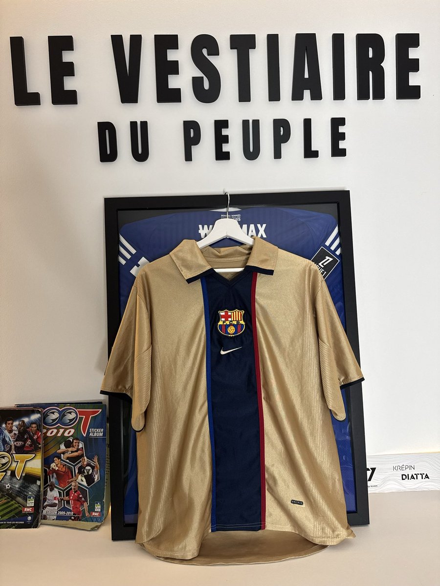 VisionBlaugrana's tweet photo. 🎁 JEUX CONCOURS 🎁

En partenariat avec @Levestdupeuple, le compte qui rend le vrai maillot authentique accessible à tous. 👕

On vous fait gagner le maillot extérieur du Barça 2001/02 en taille M 🔵🔴

Pour participer : 👉 Suivre @VisionBlaugrana et @Levestdupeuple 👉 RT ce tweet 👉 Mentionner un ami en commentaire

Tirage au sort le 31 octobre
Bonne chance à tous ! 🍀