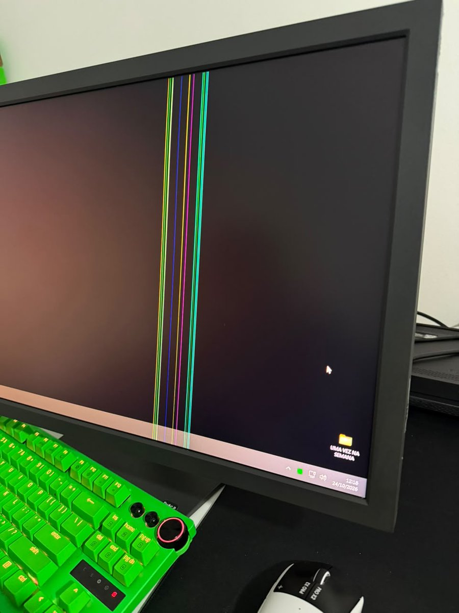 naitte7's tweet photo. Preciso de ajuda, @ZOWIEeSportsBr @ZOWIEbyBenQ @ZOWIEbyBenQ @BenQEurope

Em 2025, comprei o monitor de 600Hz de vocês em Paris, pois era um lançamento e ainda não estava disponível no Brasil. Sou consumidor da BENQ há *mais de 10 anos*, sempre confiei na qualidade dos produtos da marca e nunca imaginei que enfrentaria tanta dificuldade para conseguir suporte em uma situação como essa.

Em menos de um ano e meio, meu monitor já apresenta defeitos. Estamos falando de um equipamento extremamente caro, essencial para o meu trabalho como jogador profissional de CS2, e que, apesar de todas as minhas tentativas de contato, não consegui resolver com a BENQ Brasil.

Todas as vezes que procurei ajuda, a resposta foi que não seria possível realizar a troca por se tratar de um produto comprado fora do país. Porém, na época da compra, o monitor sequer havia sido lançado no Brasil. Como eu poderia comprá-lo aqui se ele ainda não estava disponível no mercado nacional?

Buscando uma solução, entrei em contato diretamente com a equipe da BENQ na Europa e fui informado de que o monitor precisa retornar para lá para que o processo de garantia e troca possa ser avaliado.

Diante disso, fica a minha pergunta: por que a BENQ Brasil não pode me auxiliar nesse processo e fazer essa ponte com a equipe europeia? Estamos falando da mesma marca, da qual sou cliente há mais de uma década e na qual sempre depositei minha confiança.

Não estou pedindo nenhum privilégio, apenas uma solução justa para um problema com um produto de alto valor, adquirido justamente pela confiança que sempre tive na BENQ. É extremamente frustrante investir tanto dinheiro em um equipamento e, quando ele apresenta defeitos, encontrar tantas barreiras para conseguir o suporte necessário.

BENQ Brasil, preciso da ajuda de vocês! Depois de mais de 10 anos consumindo e confiando na marca, espero que essa relação também seja levada em consideração neste momento. Não quero ficar no prejuízo por uma situação que foge completamente do que eu esperava ao investir em um produto desse nível.

Espero sinceramente que possam analisar meu caso com atenção e me ajudar a encontrar uma solução. 🙏