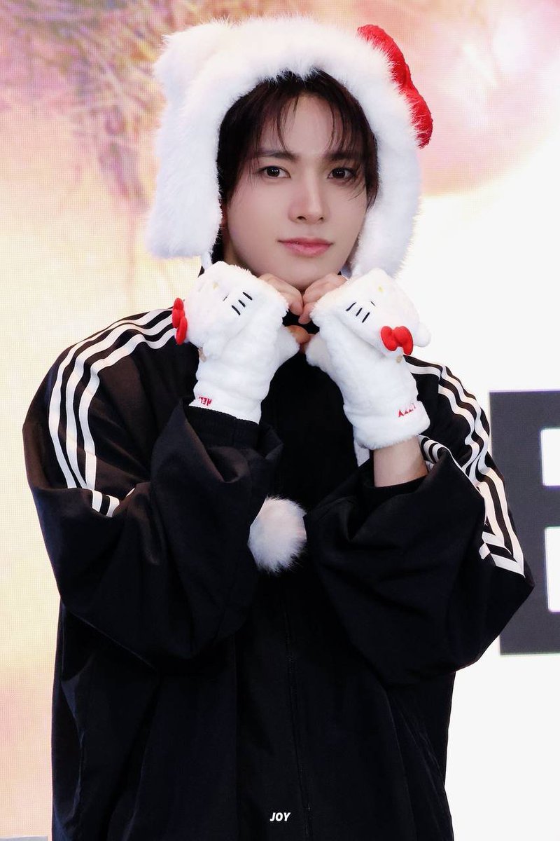 foreveryanshi's tweet photo. i wanna kiss a kitty, ki-kitty https://t.co/5bwk0ZB2IS