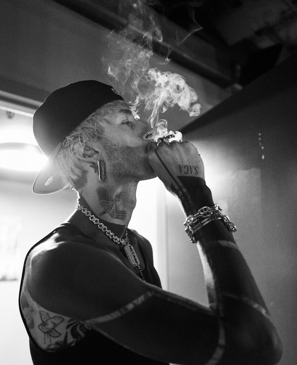 mgkcentral's tweet photo. that’s so hot https://t.co/wWiye7Si4B