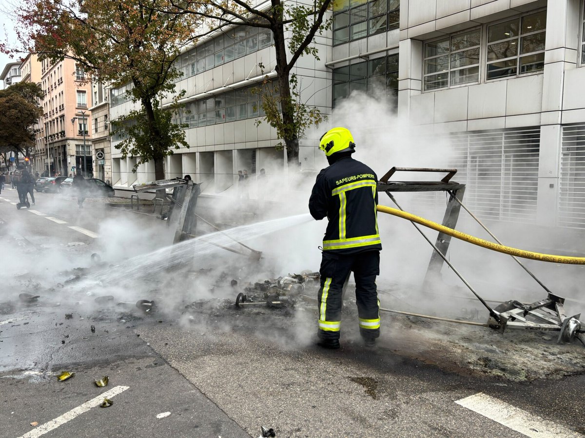 leprogreslyon's tweet photo. Deux silos à verre ont pris feu à l'angle des rues Chevreul et Pasteur dans le 7e arrondissement. Du monde s'est rassemblé entre les quais et la rue Garibaldi, notamment sur l'avenue Jean-Jaurès et la place Jean-Macé. La police bloque le carrefour entre Jean Jaurès et le cours Gambetta.