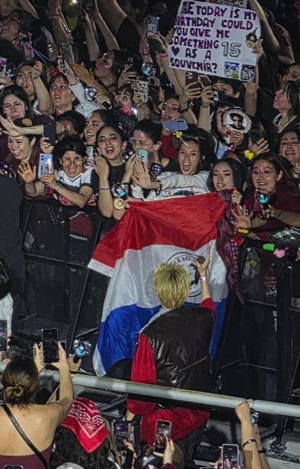 Ajk32810865's tweet photo. HOBI CON LA BANDERA DE PARAGUAY DE FONDO, NO PUEDO MÁS 😭🇵🇾 https://t.co/RG5ziKaXxd