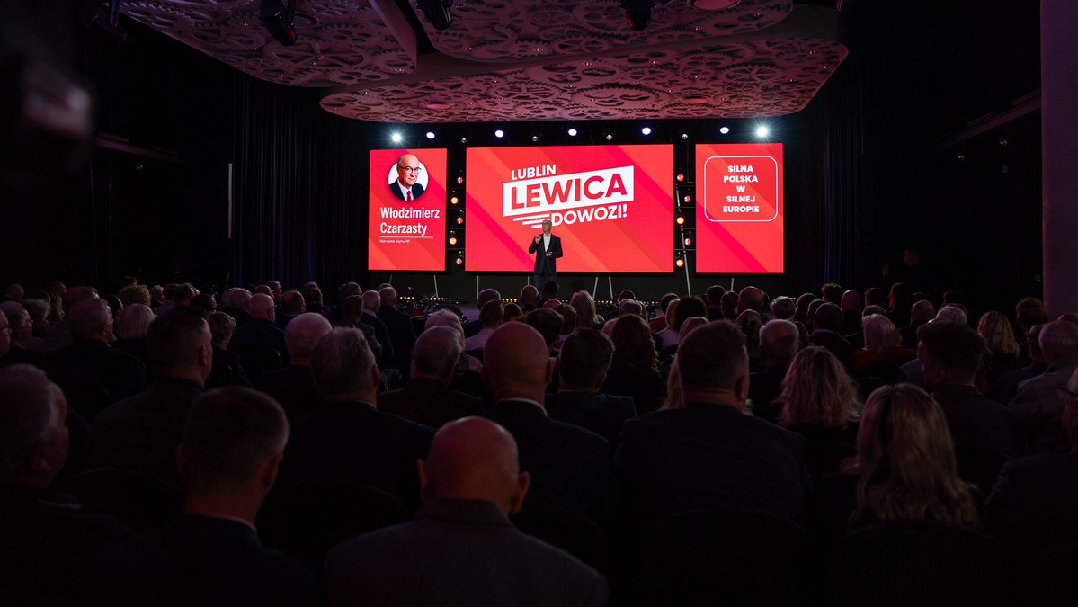 __Lewica's tweet photo. 📣 Ani kroku wstecz – trasa Lewicy jedzie dalej! 🚌

24 miejscowości, ponad 4,5 tysiąca przejechanych kilometrów i setki rozmów z Wami – tak wyglądałała nasza letnia trasa #LewicaDowozi.

Przez ostatnie miesiące przemierzaliśmy Polskę wspólnie, całą drużyną. Ruszyli z nami wszyscy liderzy Lewicy, co wywołało niemałe zaskoczenie wśród naszej konkurencji politycznej. Ludzie nie mogli uwierzyć, że jeździmy razem, jako jedna ekipa. Ale dla nas to nie zaskoczenie, to standard. 

💪 Lewica to zgrany zespół, który trzyma się razem na dobre i na złe, konsekwentnie walczy o swoje ideały i przekuwa je w konkretne ustawy.

⬆️ I właśnie o tym chcemy z Wami nadal rozmawiać – o naszych obecnych działaniach, planach na przyszłość i Waszych oczekiwaniach.

Nie zatrzymujemy się. Ruszamy z kolejnym etapem trasy, który potrwa aż do wyborów parlamentarnych.

🔴 Otworzyliśmy dziś drugi etap w Lublinie, gdzie rozmawialiśmy o jednym z najważniejszych wyzwań stojących przed Polską – o bezpieczeństwie. Nie tylko militarnym, ale także bezpieczeństwie w cyberprzestrzeni, społecznym i zdrowotnym.

Bo bezpieczeństwo to nie tylko silna armia i ochrona granic. To także dostęp do lekarza, stabilna praca i pewność, że w trudnych chwilach państwo nie zostawi nikogo bez pomocy.

🛡️ O takie właśnie bezpieczeństwo walczymy. Bo #NajpierwLudziePotemLudzie!

Dziękujemy wszystkim, którzy byli dziś z nami – zarówno na miejscu, jak i przed ekranami! ❤️

Jeśli chcecie dowiedzieć się więcej o dzisiejszej konwencji, zachęcamy do śledzenia naszych mediów społecznościowych, na których będziemy wstawiać wycinki oraz do obejrzenia zapisu wydarzenia na YouTubie, Facebooku lub X.

⬆️ A przede wszystkim zapraszamy na kolejne przystanki naszej trasy! 

Już jutro (25.10) widzimy się w  Rzeszowie o godz. 11:00 w Głównej Auli Politechniki Rzeszowskiej, al. Powstańców Warszawy 12

O następnym miejscach i terminach spotkań będziemy informować Was na bieżąco.

Jeszcze raz dziękujemy i do zobaczenia! 👋
