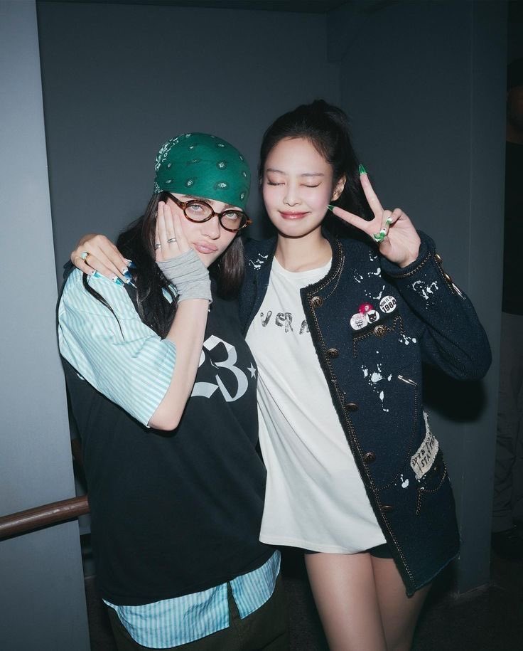 jenniescharts's tweet photo. Female artists with the longest active streak on Spotify Global 

Taylor Swift — 1,813 days *
Billie Eilish — 1,398 days *
JENNIE — 1,114 days *