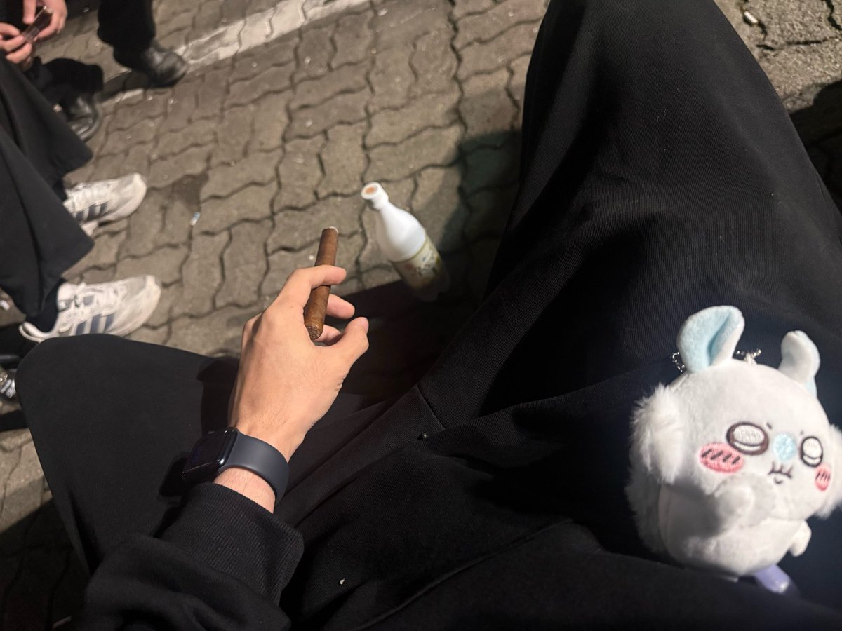 reverse_scale_'s tweet photo. 야간마실 시가조아 청년 https://t.co/1oLvMBiKUd