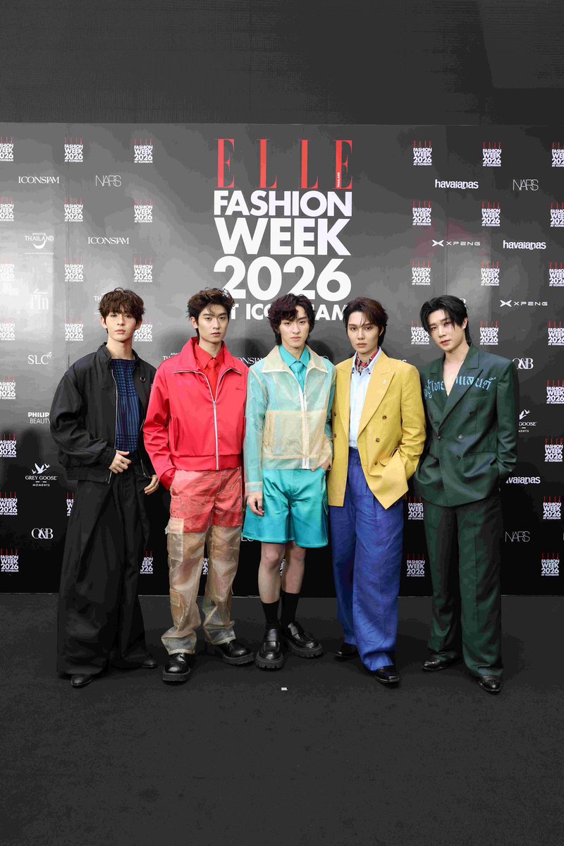 Blackcatupdate's tweet photo. เปิดม่านรันเวย์แห่งปี! “ชมพู่-พลอย-แอลลี่-น้ำปิง-โทมัส-ก้อง” นำทัพคนดังประชันลุคสุดปัง ในงาน ELLE Fashion Week 2026 at ICONSIAM
แฟชั่นโชว์ริมเจ้าพระยา

เปิดม่านอย่างเป็นทางการแล้วสำหรับ ELLE Fashion Week 2026 at ICONSIAM สัปดาห์แฟชั่นที่ทรงอิทธิพลที่สุดของประเทศไทย ภายใต้การดำเนินงานโดย บริษัท ดิจิเพรส จำกัด ผู้ถือครองลิขสิทธิ์ ELLE Thailand สื่อแฟชั่นและไลฟ์สไตล์ชั้นนำระดับโลก ที่กลับมาสร้างสีสันให้วงการแฟชั่นไทยอีกครั้งบนรันเวย์ริมแม่น้ำเจ้าพระยา ณ ริเวอร์ พาร์ค ไอคอนสยาม ระหว่างวันที่ 22-25 ตุลาคม 2569 ต่อเนื่องเป็นปีที่ 3 ภายใต้คอนเซปต์ ‘Freedom’ ที่ชวนทุกคนปลดล็อกกรอบเดิมๆ และสนุกกับการนิยามตัวตนผ่านแฟชั่นในแบบที่เป็นตัวเอง โดยปรากฏการณ์ความยิ่งใหญ่ตระการตาครั้งนี้เกิดขึ้นได้ด้วยแรงผลักดันจากพันธมิตรระดับแนวหน้าของประเทศไทย นำโดย ICONSIAM ร่วมด้วย การท่องเที่ยวแห่งประเทศไทย, Grey Goose, havaianas, Madame Fin, NARS, O&B, Philips Beauty, SLC Clinic & Hospital และ XPENG Thailand ที่มาร่วมกันเนรมิตรันเวย์ให้สมบูรณ์แบบและผลักดันผลงานของดีไซเนอร์ไทยอย่างเต็มภาคภูมิ
จัดเต็มตลอด 4 วัน กับ 12 โชว์จาก 17 แบรนด์ ที่เตรียมขนคอลเลกชันสุดสร้างสรรค์มาอวดโฉมบนรันเวย์ริมเจ้าพระยา ได้แก่ AB. ANGELYS BALEK., ARCHIVE026, ASAVA, AURUM, BAAB, HEIDI’S SECRET PRESENTED BY HAVAIANAS, HOOK’S PRESENTED BY O&B, ICONCRAFT, NICHP, TANDT PRESENTED BY MADAME FIN และ WACAY พร้อมโชว์พิเศษจาก ELLE Thailand ถ่ายทอดมิติใหม่ของแฟชั่นสุภาพบุรุษและสตรี 6 แบรนด์ ได้แก่ 37C DEGREES CELSIUS, ANURUQ, ISSUE, KLOSET, PAINKILLER ATELIER และ SRETSIS ภายใต้คอนเซปต์ Free to be by ELLE presented by XPENG Thailand ซึ่งแต่ละแบรนด์ต่างตีความแนวคิด ‘Freedom’ ออกมาในมุมมองที่เป็นเอกลักษณ์เฉพาะตัว และมาร่วมเติมสีสันให้รันเวย์ปีนี้คึกคักยิ่งขึ้น

ประเดิมวันแรกก็เรียกแสงแฟลชจากเหล่าคนดังและแฟชั่นนิสต้ากันแบบเต็มพื้นที่ เมื่อฟรอนต์โรว์คึกคักไปด้วยซูเปอร์สตาร์และนักแสดงชื่อดัง นำโดย ชมพู่-อารยา เอ ฮาร์เก็ต, พลอย-เฌอมาลย์ บุญยศักดิ์, แอลลี่-อชิรญา นิติพน, น้ำปิง-นภัสกร ปิงเมือง, โทมัส-ธีร์ทัศน์ จึงมณีรัตน์ และ ก้อง-ก้องภพ จิโรจน์มนตรี, แอลม่อน-ภูมิสุวรรณ สุวรรณสถิต และ โปรเกรส-ภาสวิชญ์ ธรรมสังคีติ, เกรซ-บุศรินทร์ วงศ์ลีลนนท์, อุ้ม-อิษยา ฮอสุวรรณ ฯลฯ ที่ต่างจัดเต็มลุคแฟชั่นสุดโดดเด่นมาร่วมชมโชว์และอัปเดตเทรนด์แฟชั่นแบบใกล้ชิด

เปิดรันเวย์ด้วยโชว์สุดพิเศษ Free to be by ELLE presented by XPENG Thailand ที่รวม 6 แบรนด์ไทยอย่าง 37C DEGREES CELSIUS, ANURUQ, ISSUE, KLOSET, PAINKILLER ATELIER และ SRETSIS มาตีความคำว่า ‘Freedom’ ผ่านแฟชั่นหลากหลายคาแรกเตอร์ พร้อมส่งเหล่าศิลปินและนักแสดงชื่อดังขึ้นรันเวย์แบบจัดเต็ม ทั้ง ซี-พฤกษ์ พานิช, ซี-เดชชาติ ทาศิลป์ และ คีน-สุวิจักขณ์ ปิยะนพโรจน์, ภูผา-สิรภพ มูลสาร, จิมมี่-กานต์ กฤษณะพันธ์, พูห์-กฤติน กิจจารุวรรณกุล และ พาเวล-นเรศ พร้อมเผ่าพันธุ์, นินน่า-ญาณิน โอภาสสถาวร, อเล็กซ์-อเล็กซานเดอร์ บัคแลนด์ และ โอโบ-อภิณัฏฐ์ เปี่ยมกุลวนิช สมาชิกวง DICE, ปุยนุ่น-วรางค์ศิริ ธนจรัสวรภัทร์ และ บิ๊นท์ สิรีธร ลีห์อร่ามวัฒน์, เซย่า-ทองเจือ, จั๋ง-วิกร บูรณภิญโญ, เน-ณรัณ วิกัยรุ่งโรจน์ และ กฤติน-กฤติน สอสูงเนิน สมาชิกวง PERSES, ซีดี-กันต์ธีร์ ปิติธัญ, จา-พชร สวนศรี, แอปเปิ้ล-ลาภิสรา อินทรสูต ฯลฯ สร้างโมเมนต์สุดพิเศษให้รันเวย์เต็มไปด้วยพลังและความหลากหลาย อีกหนึ่งไฮไลต์ที่สร้างความฮือฮาคือการปรากฏตัวของผู้ชนะจากโครงการ ELLE & ELLEMEN Runway Model Search ที่ได้ก้าวขึ้นสู่รันเวย์ระดับประเทศเป็นครั้งแรก เติมสีสันให้โชว์ด้วยพลังของคนรุ่นใหม่และตัวตนที่หลากหลาย ตอกย้ำว่าแฟชั่นไม่จำเป็นต้องมีเพียงภาพจำเดียว ต่อด้วยการเปิดตัวบนรันเวย์ ELLE Fashion Week ครั้งแรกของ BAAB แบรนด์แฟชั่นสตรีไทยที่หยิบความเรียบหรูแบบ Quiet Luxury มาถ่ายทอดผ่านเสื้อผ้าที่เน้นความคลาสสิกและการสวมใส่ได้จริง พร้อมเหล่านางแบบและคนดังที่มาร่วมสร้างสีสัน อาทิ ศรีริต้า-เจนเซ่น ณรงค์เดช, เจสซี่-กิระนา จัสมิน ชูว์เทอร์, ชาช่า-มัจฉา โมซิมันน์, น้ำตาล-ชลิตา ส่วนเสน่ห์, ซาบีน่า ไมซิงเกอร์ ปิดท้ายวันแรกด้วยโชว์จาก ARCHIVE026 กับคอลเลกชัน Fall/Winter 2026 ฉลองครบรอบ 8 ปีของแบรนด์ โดยมีนางเอกสาว เอินเอิน-ฟาติมา เดชะวลีกุล ร่วมถ่ายทอดความสง่างามบนรันเวย์ ผ่านงานออกแบบที่ผสานความอ่อนหวานของ Femininity เข้ากับความเฉียบคมของ Masculinity ได้อย่างลงตัว