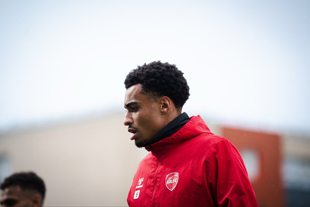VAFC's tweet photo. Nos Rouge et Blanc terminent leur échauffement 🔥

📲 Suivez la rencontre en live vidéo sur l'application du club à partir de 17h50 : https://t.co/VbioylheeB

#USGVAFC | #AllezVA 🦢 https://t.co/l94ekRLkaL