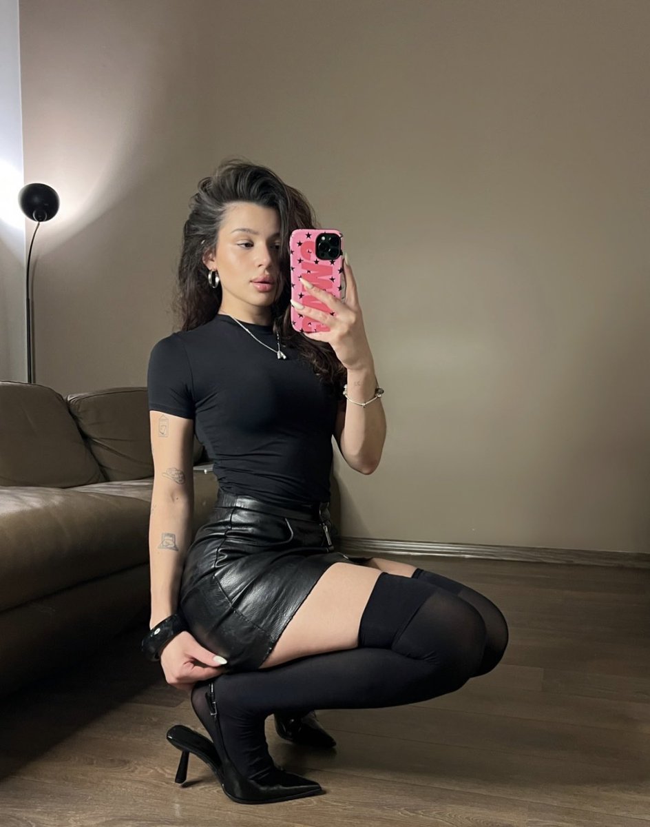 ReineAnna03's tweet photo. Je suis tellement la plus belle des reines que tu verras aujourd’hui !

J’ai bien envie d’essayer de faire une séance uro aujourd’hui sur Paris, qui de dispo ? https://t.co/MmIsH0O7uy