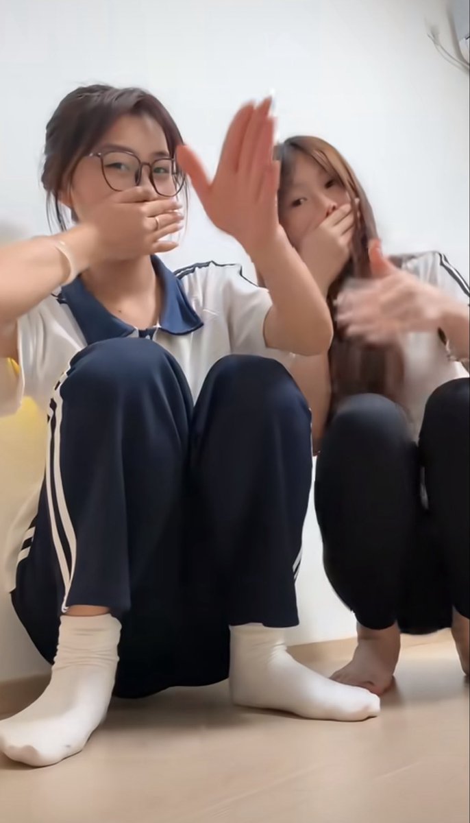 ArdaErdemmt's tweet photo. 从小缺爱，现在就和闺蜜上供了

有人想锐评一下我和闺蜜的福嘛

不要昌赶紧看，我要删了…

开始上供，有人在意吗！！ https://t.co/pufn8nk0jX