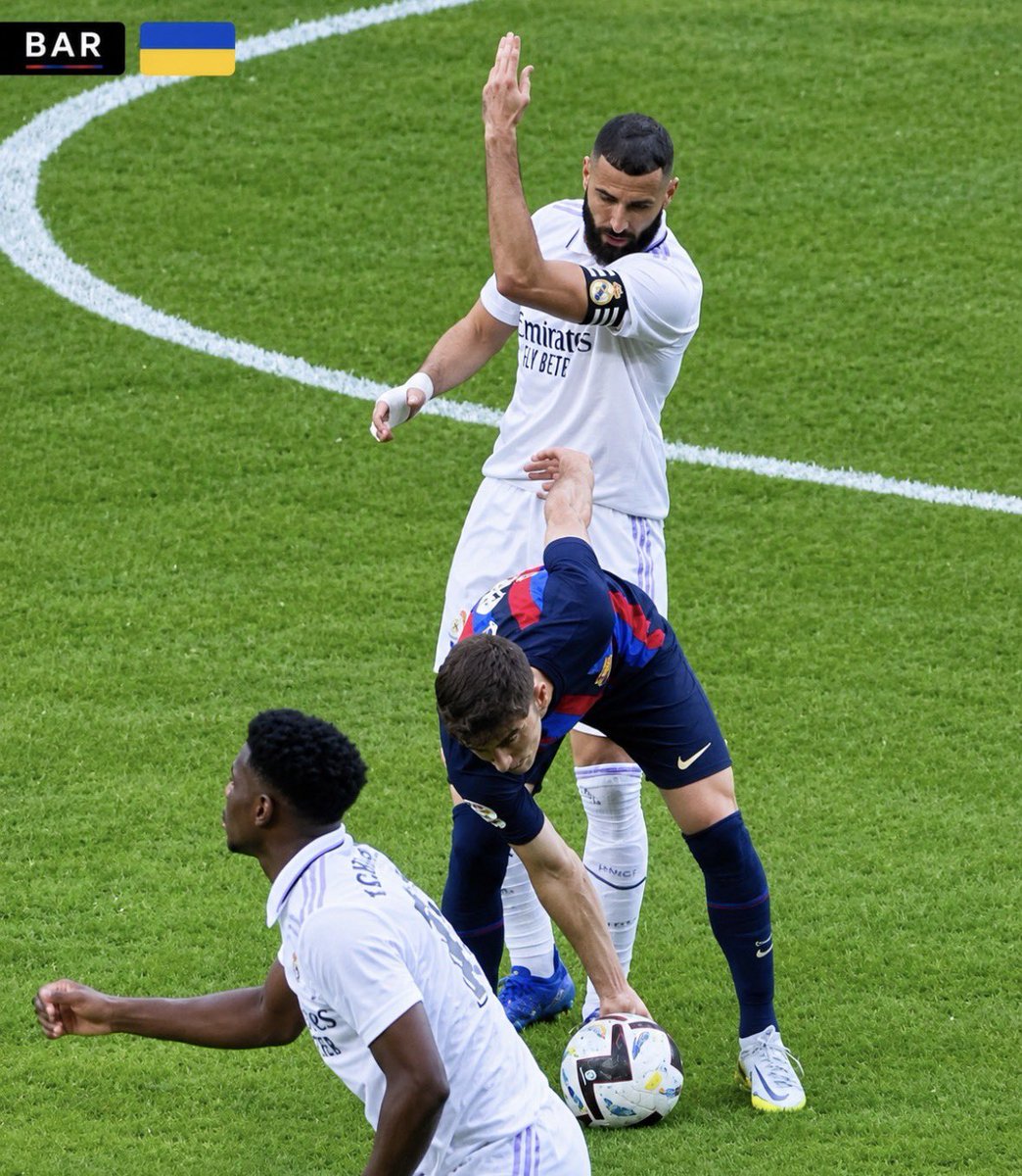 Mas__RM's tweet photo. Aun recuerdo el clásico de 2023 que Benzema le dio una colleja a Gavi y al día siguiente le toco verlo levantar el Balón de Oro. https://t.co/qdklFsHlAv