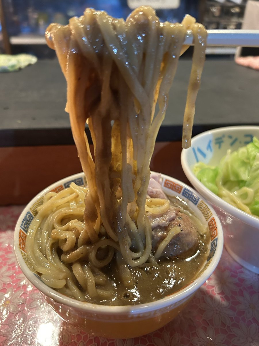 kaname3851's tweet photo. H.C FACTORY らーめん凛々
@RaamenLily 🌙

『凛々しい特製
十割マルソンつけ麺』

ツルッ👌モチッ食感😋太麺💕
マルスーつけ汁にどっぷり❣️
それでも🤩沈まない😂十割🔥
濃厚野菜🥬ベジポタスープ☝️
ドロッと👌超⤴️うめぇ〜😋❤️

今宵もマルソン難民✨救出🤭
やっぱり旨いマルスー🎶
ご馳走様でした🍥 https://t.co/9bNsKW09Vb