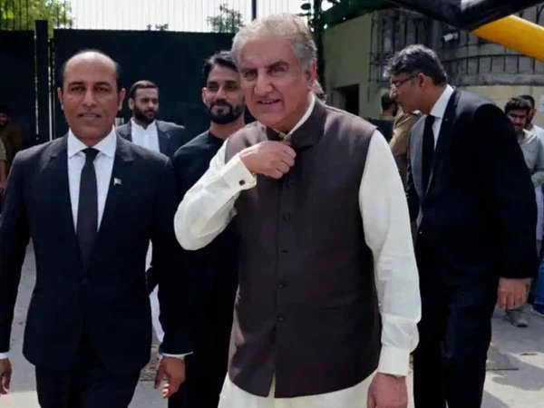 MudassarUmer4's tweet photo. فیصلے نہیں انصاف ہونا چاہیے!
آج کوٹ لکھپت جیل میں شاہ محمود قریشی اور ڈاکٹر یاسمین راشد کی طرف سے ٹرائل میں جرح کی،جس میں ایک بار پھر سزا سنائی جائے گی لیکن بد قسمتی سے آج بھی انکی ضمانتوں میں ریکارڈ پیش نہیں کیا اور 31 اکتوبر تک سما ملتوی ہو گئی۔
@SMQureshiPTI 
@Dr_YasminRashid https://t.co/1Osm3lsDtd