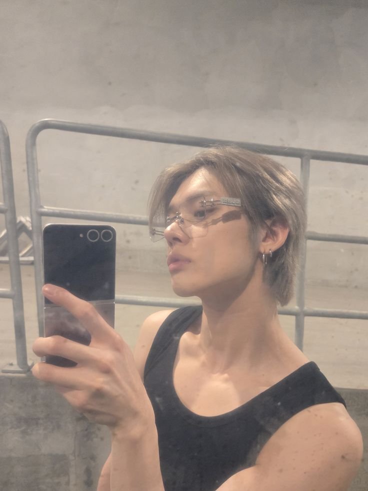 scarazzn's tweet photo. these cunty no labels gentle monster glasses bring them back https://t.co/7HZ44Bkzsv