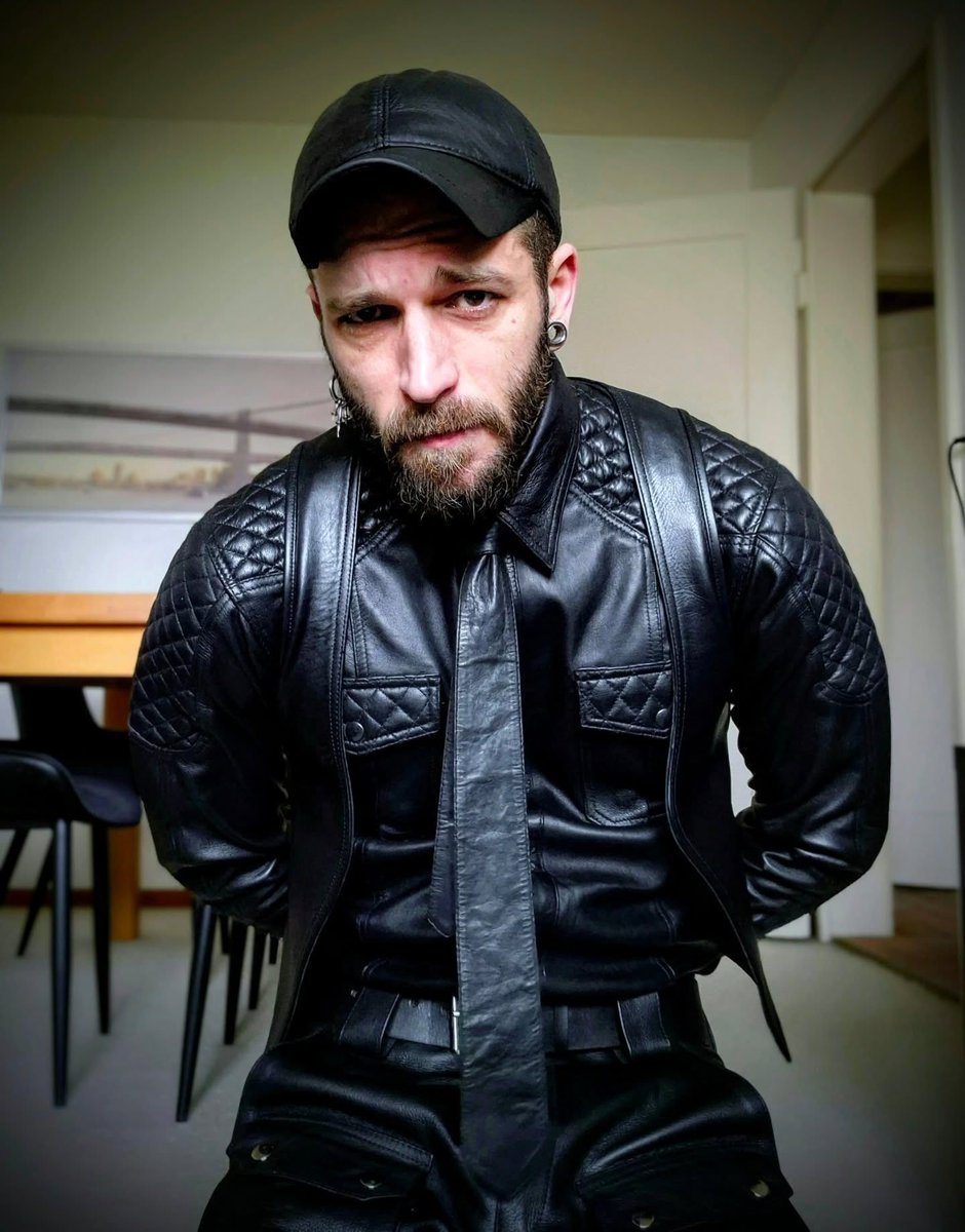 CarlosJavierLo5's tweet photo. BOW AND OBEY! #Leathermasters https://t.co/EJRdMurun3