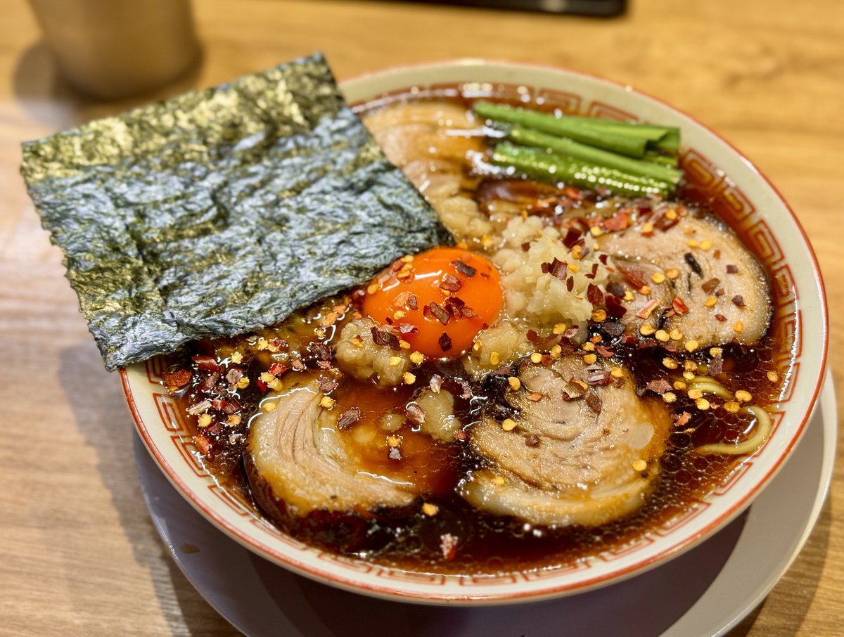 hayamiu's tweet photo. 深夜に週2日、2時間だけやってるラーメン屋にまた行って来た
今回は人気のスタミナラーメン
辛さは見た目より控えめ、生姜と背脂とニンニクとニラ
パンチがあるスープになってるけど
生姜ベースなのが良い
美味しかった〜 https://t.co/bdqwOS3qN9