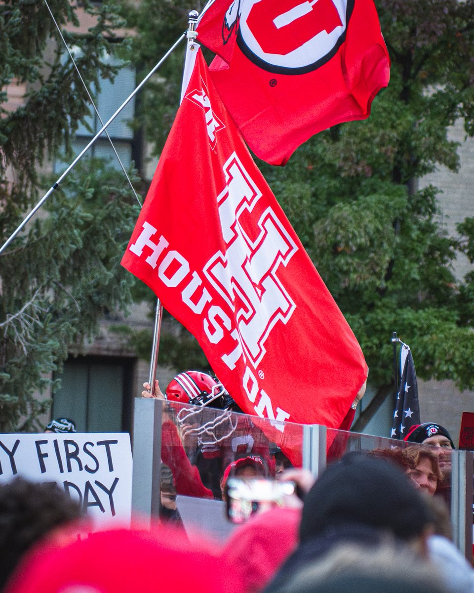 UHCougars's tweet photo. Coogs on site 🎥

#BuiltByHouston x #GoCoogs https://t.co/FfBZOOI0BA