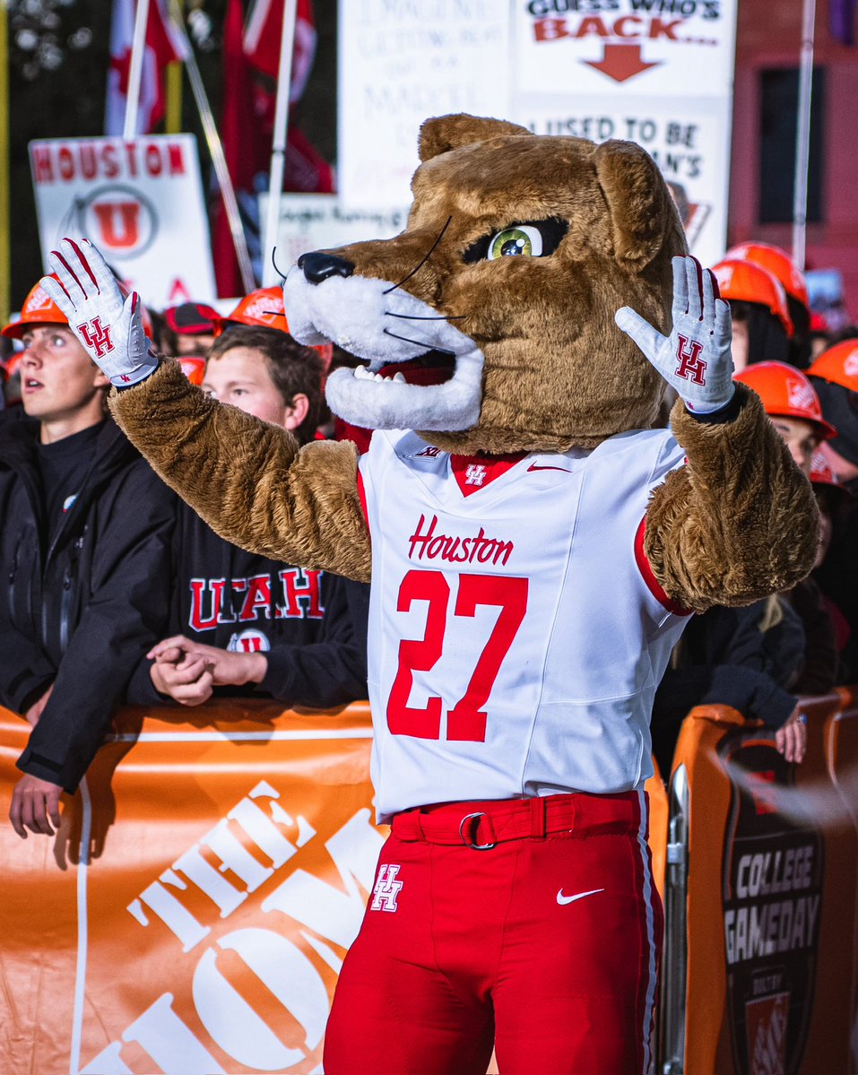 UHCougars's tweet photo. Coogs on site 🎥

#BuiltByHouston x #GoCoogs https://t.co/FfBZOOI0BA