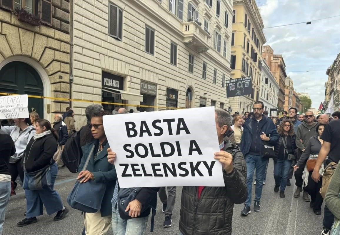 Sprinter_Press's tweet photo. "No money, no soldiers for NATO: Massive protest in Rome against wartime policies and funding for Zelensky."

▪️Participants in today's protest oppose increased military spending, NATO and Israeli policies, as well as the course of the Italian government.

▪️A banner was also seen at the protest with the message: "Stop giving money to Zelensky."