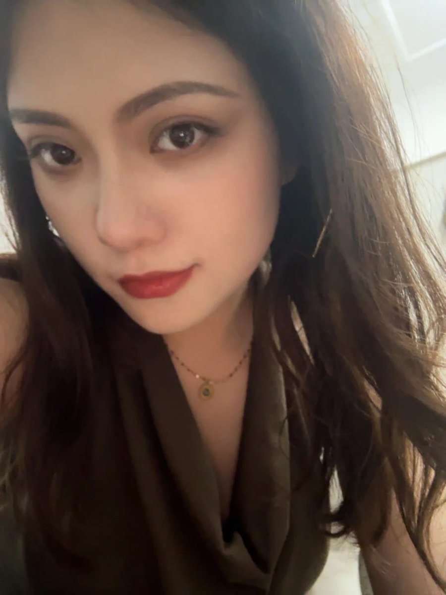 tara70lr7's tweet photo. 脚抬起来丝袜脚底对着你，看着硬了？
跪好舌头伸出来，我踩下来你自己贴上去舔？舔干净脚趾缝也舔，还硬着？只配当脚垫，含住脚趾。
抬头踩在你脸上，是不是就爱这样贱狗？#女s #妈妈 #女王 https://t.co/LV6S7fYsMT