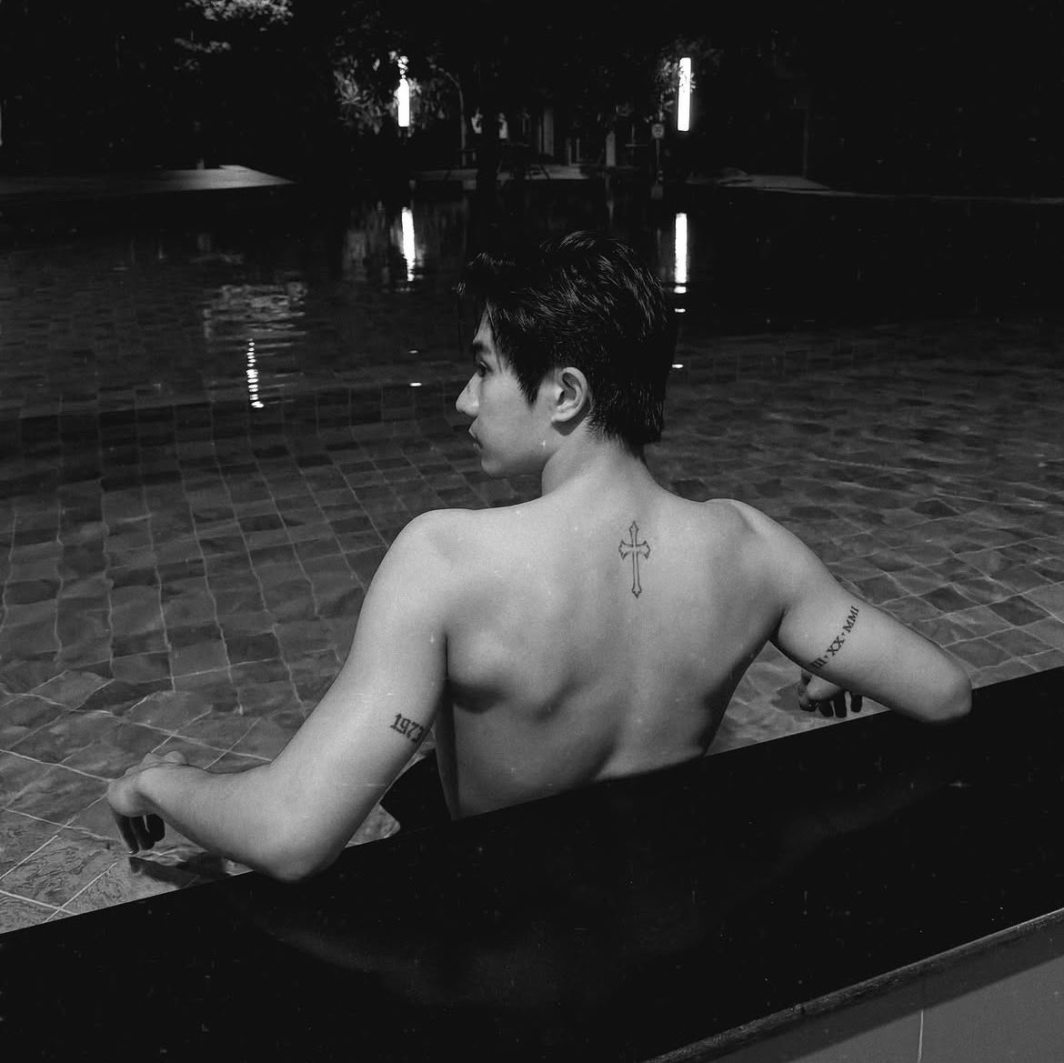suikatopeach's tweet photo. กลางวัน                                                กลางคืน https://t.co/DA6TuzUE8j