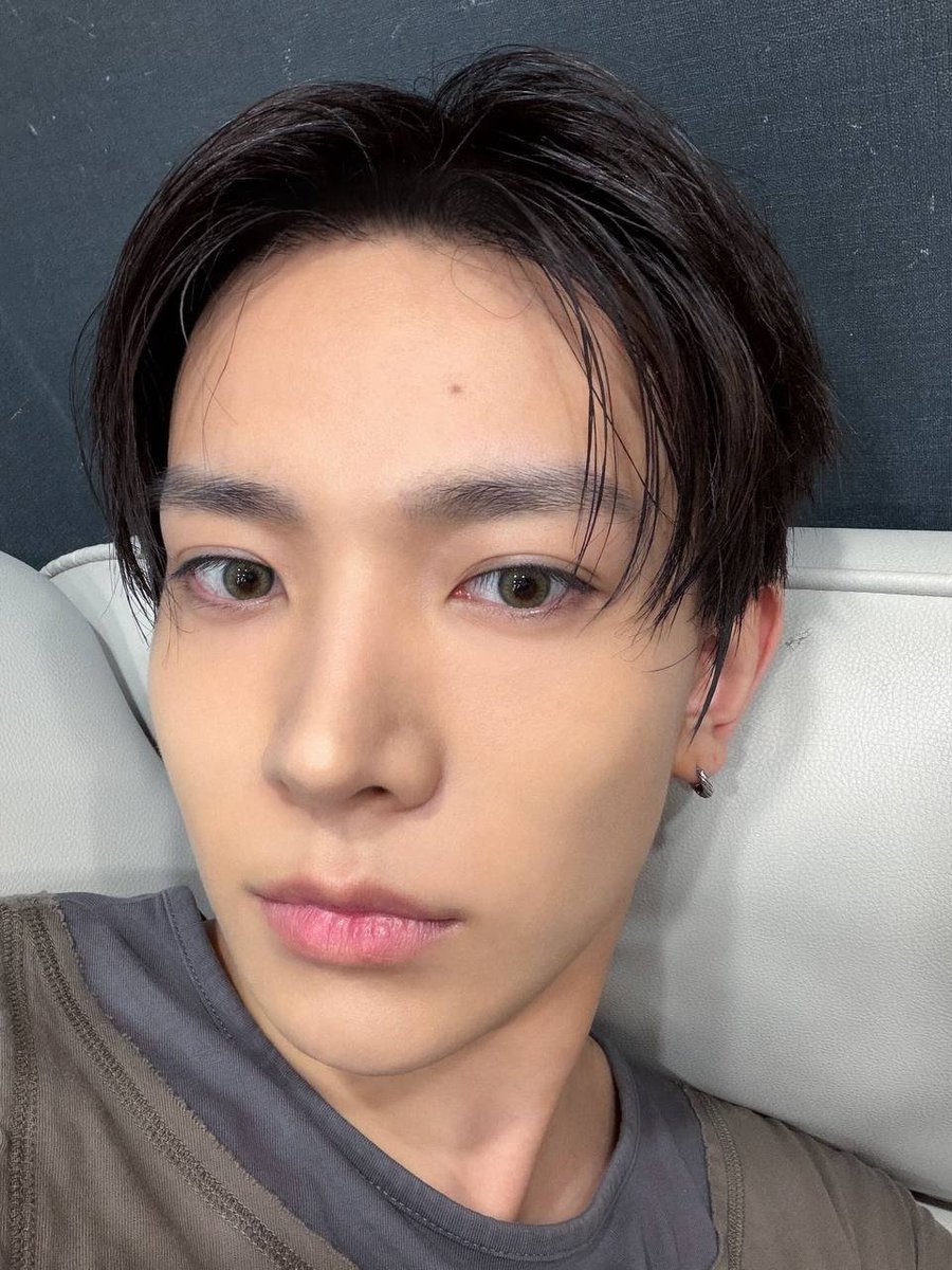 foreveryanshi's tweet photo. take a selca closer next time, i have poor eyesight https://t.co/JBcJ3L62Ci