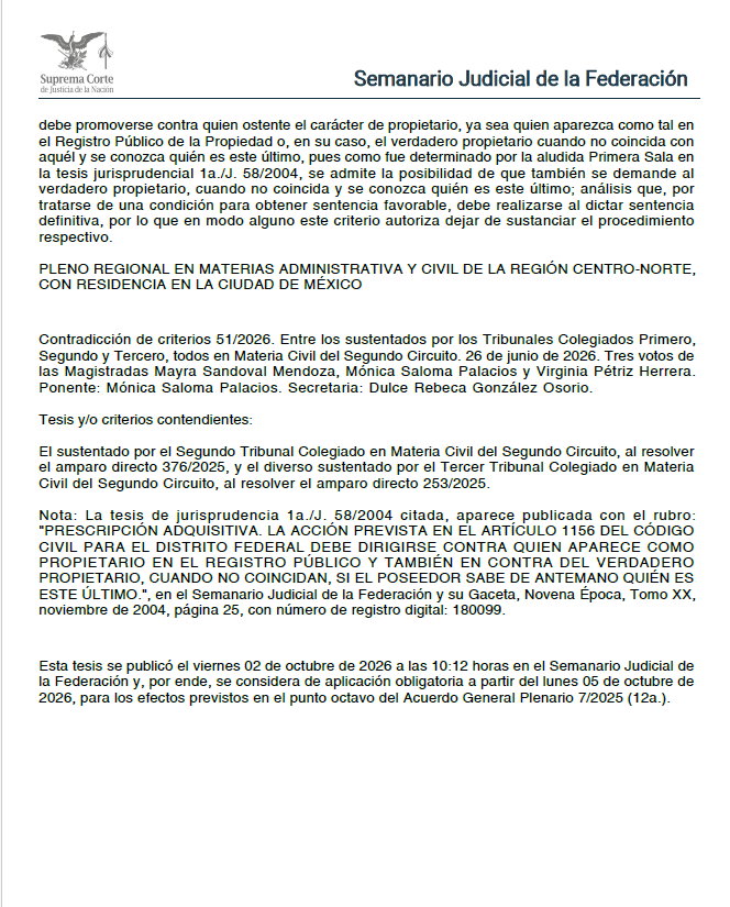 ERoqueH's tweet photo. ¿Aparecer en el Registro Público de la Propiedad basta para ser demandado en un juicio de usucapión, aun cuando la inscripción no acredita el dominio?
Órgano: Pleno Regional en Materias Administrativa y Civil de la Región Centro-Norte | Época: 12.ª | Materia: Civil | Fuerza: Jurisprudencia obligatoria desde el 05/10/2026, en su ámbito legal | Tesis: PR. A. C. CN. J/7 C (12a.) | Registro: 2032704.
SÍNTESIS NORMATIVA
El Pleno Regional determinó que la persona beneficiaria de una inmatriculación administrativa a solicitud de parte interesada carece, por esa sola condición, de legitimación pasiva en un juicio de usucapión.
Conforme al artículo 5.140 del Código Civil del Estado de México, la acción debe dirigirse contra quien tenga el carácter de propietario.
La inmatriculación administrativa tiene efectos registrales y publicitarios, pero no constituye ni acredita, por sí misma, el derecho real de propiedad.
CRÍTICA JURÍDICA CENTRAL
El criterio distingue correctamente publicidad registral y titularidad dominical. La inscripción permite incorporar un inmueble a la vida registral, pero no necesariamente subsana defectos del título ni constituye propiedad.
La dificultad aparece cuando la persona inscrita es el único sujeto identificable con una pretensión jurídica sobre el inmueble.
¿Puede excluirse anticipadamente su legitimación sin examinar si tiene un derecho sustantivo que pudiera resultar afectado por la sentencia?
DEBILIDADES ARGUMENTATIVAS
La conclusión es sólida respecto de la inscripción considerada aisladamente.
Sin embargo, requiere distinguir entre carecer de propiedad y no haber acreditado todavía esa calidad.
El registro administrativo no demuestra dominio, pero tampoco permite concluir automáticamente que su beneficiario carezca de cualquier título jurídicamente relevante.
La legitimación debe examinarse conforme a la relación sustantiva controvertida y las pruebas disponibles.
CONTRADICCIONES SISTEMÁTICAS
No subsiste la contradicción de criterios 51/2026, resuelta por el Pleno Regional.
Existe una tensión entre la legitimación pasiva, la seguridad jurídica registral y la garantía de audiencia del artículo 14 constitucional.
Negar eficacia constitutiva a la inmatriculación es compatible con permitir la intervención procesal de quien pudiera sufrir una afectación jurídica directa.
RIESGOS E IMPLICACIONES PRÁCTICAS
Actores: demandar exclusivamente al beneficiario de una inmatriculación administrativa puede comprometer la procedencia de su pretensión.
Titulares inscritos: la inscripción administrativa no equivale a un título de propiedad suficiente para resistir una acción real.
Juzgadores: deberán identificar al propietario y asegurar su emplazamiento, sin excluir indebidamente a terceros jurídicamente interesados.
ANTECEDENTES
1a./J. 58/2004, registro 180099: reconoce la necesidad de dirigir la acción contra el propietario registral y, cuando sea distinto y conocido, contra el verdadero propietario.
La contradicción 51/2026 precisó el tratamiento de la inmatriculación administrativa en el Estado de México.
CONCLUSIÓN
La publicidad registral no crea por sí misma el derecho de propiedad.
La estrategia procesal exige investigar la cadena de titularidad y distinguir inscripción, título y dominio. Una demanda correctamente dirigida resulta indispensable para obtener una sentencia eficaz y respetuosa del derecho de audiencia.
#SCJN #Jurisprudencia #DerechoCivil #Usucapion #PrescripcionAdquisitiva #PropiedadInmobiliaria #LegitimacionPasiva #DerechoRegistral
