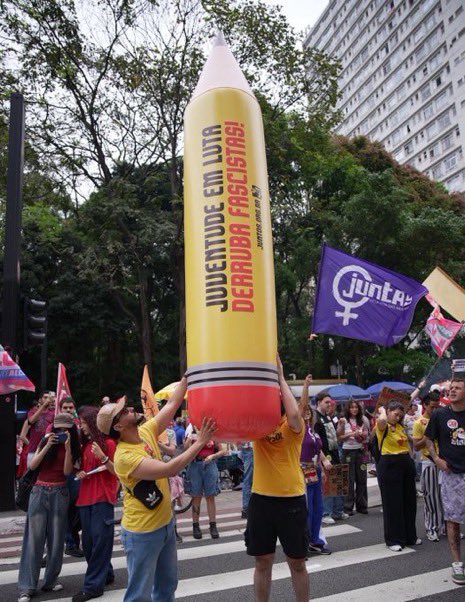 pointcharts's tweet photo. É MUITO FÁCIL ESCOLHER UM LADO! 
Educação | Violência 
#LulaEmCopacabana https://t.co/9YZs6TYMNO