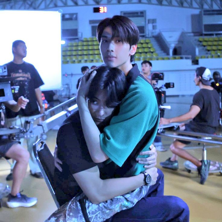 Delu_sionalF4's tweet photo. When will I get these type of hugs again?🥹🫳 https://t.co/1qznRK70aX