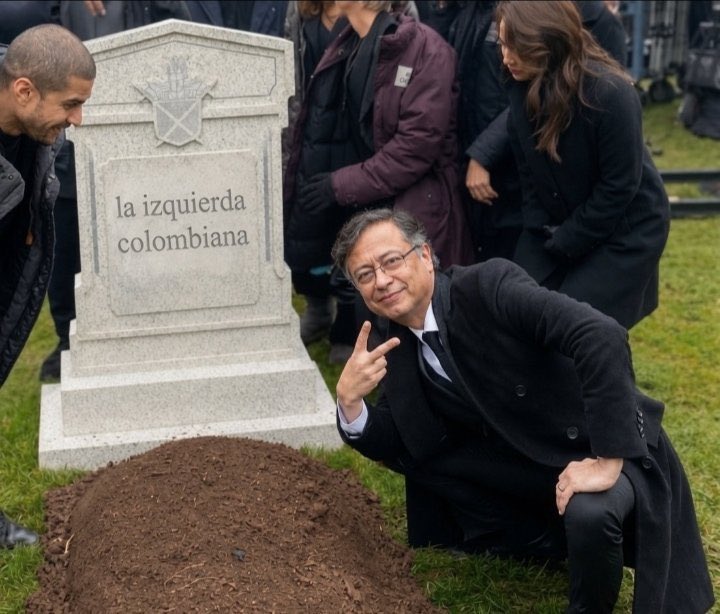 Katheclipse's tweet photo. @LaHaruru07 À la izquierda no la levanta NADIEEE después de todo lo que Petro destruyó 😂 https://t.co/AwtDvlHKcS