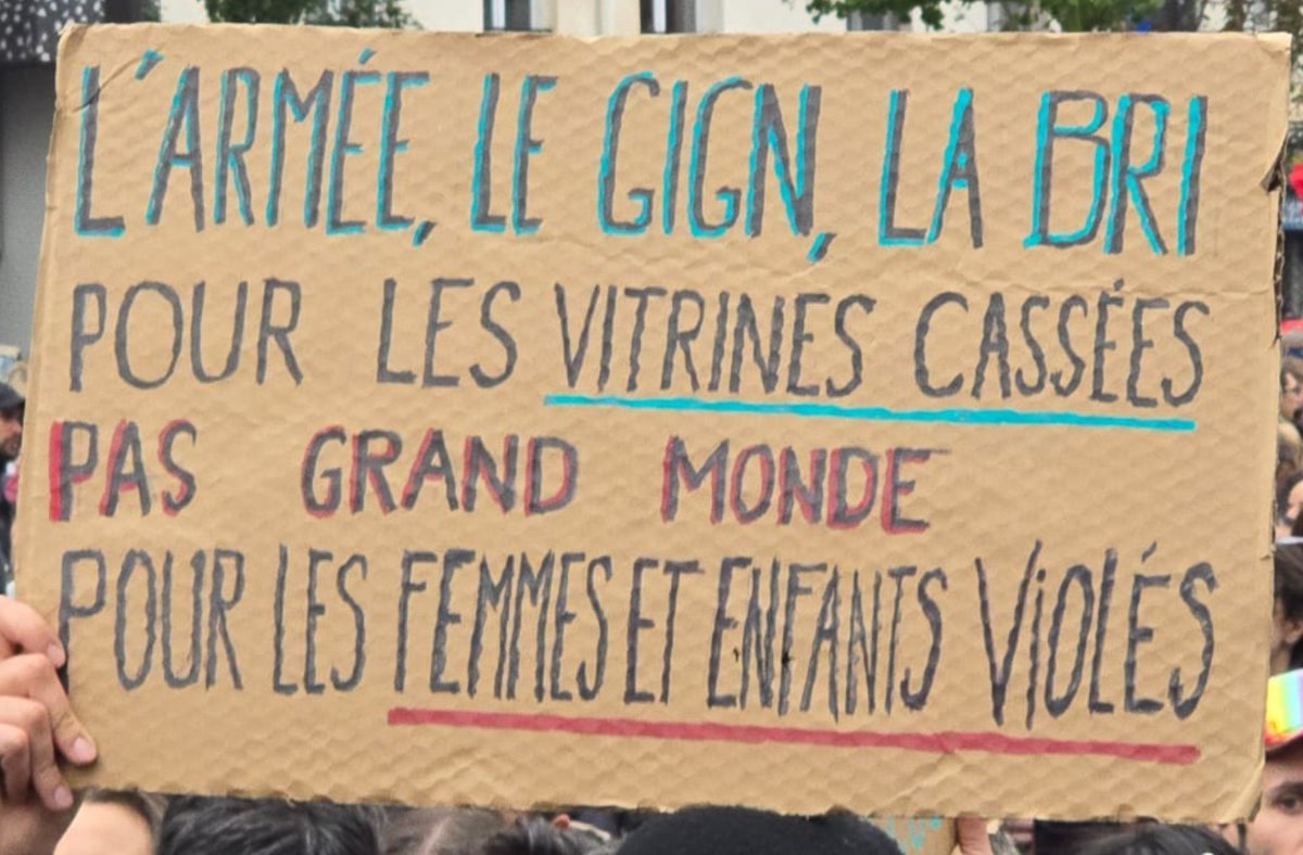 L_Wcrdt's tweet photo. « L'armée, le GIGN, la BRI pour les vitrines cassées. 
Pas grand monde pour les femmes et enfants violés »

Mobilisation du 24/10/26, Paris. https://t.co/FVxZXtOTky