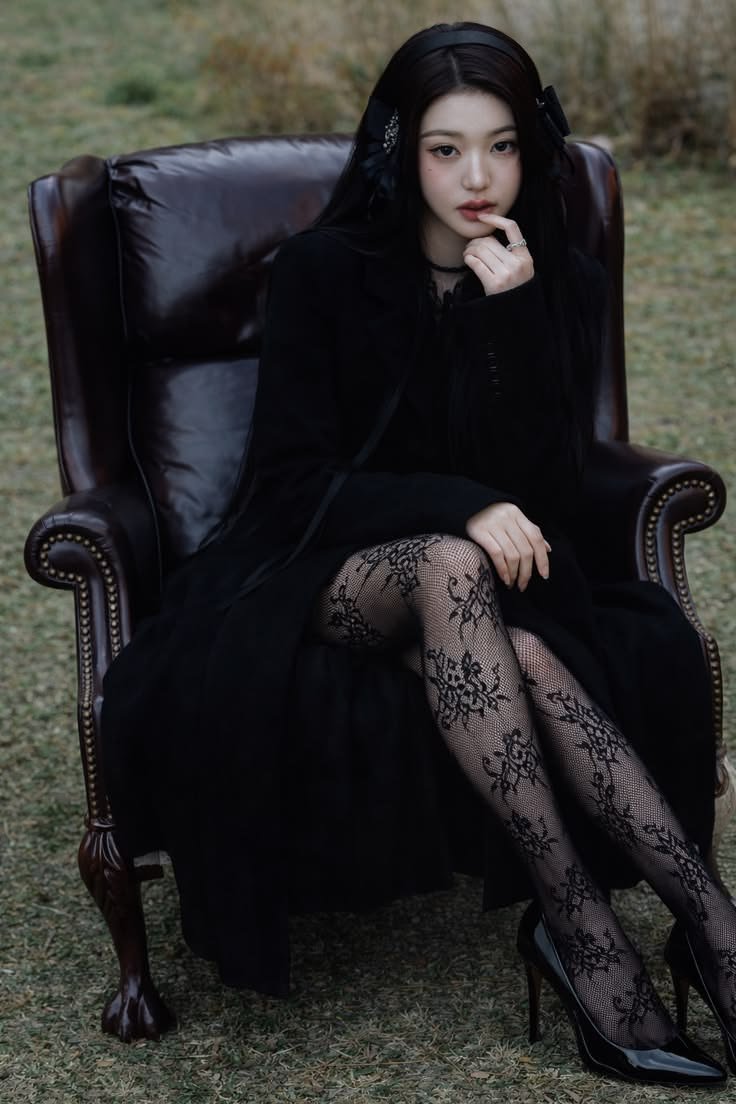 bruxacaiu's tweet photo. @SALEMSRPG ⠀⠀⠀⠀⠀⠀𓄹 🎃 * 𓂃 𝒄αmrчn 𝒂ıkurαчαmı 𝒔olumbrα

⠀ ᐧ 𝐈dαde ᎓ 𝒗ınte e três.
⠀ ᐧ 𝐒exuαlıdαde ᎓ 𝒃ıssexuαl.
⠀ ᐧ 𝐁αırro ᎓ 𝒅oɯntoɯn.
⠀ ᐧ 𝐌αgıα ᎓ 𝒓ıtuαlı́stıcα.
⠀ ᐧ 𝐅αmılıαr ᎓ 𝒍obo. https://t.co/6N9bdJNGVl