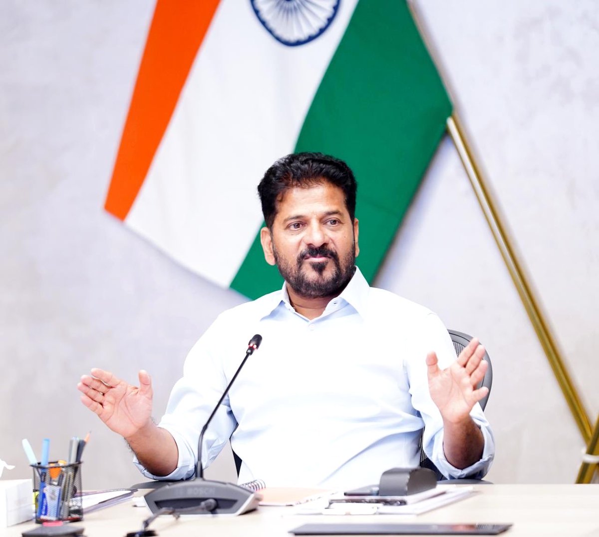TeluguScribe's tweet photo. ఆర్టీసీ భూములపై కన్నేసిన రేవంత్ రెడ్డి ప్రభుత్వం

హైదరాబాద్‌–ఆర్టీసీ క్రాస్ రోడ్స్ సమీపంలో ఉన్న 6 ఎకరాల 15 గుంటల ఆర్టీసీ భూమిని లాక్కునేందుకు కుట్ర చేస్తున్న రేవంత్ రెడ్డి ప్రభుత్వం

సదరు భూమిని పేదలకు ఇళ్లు కట్టించే పేరుతో తెలంగాణ హౌసింగ్ బోర్డుకు కట్టబెడుతూ ఏకపక్ష నిర్ణయం తీసుకున్న వైనం

కనీసం ప్రజాభిప్రాయాన్ని పట్టించుకోకుండా, అక్టోబర్ 22న గుట్టుచప్పుడు కాకుండా రెవెన్యూ శాఖ ద్వారా జీవో నంబర్ 206 జారీ చేసిన ప్రభుత్వం

ఆ భూమిలోని 25 గుంటల భూమిని మానిటైజేషన్ పేరుతో బహిరంగంగా అమ్ముకుని సొమ్ము చేసుకునేందుకు స్కెచ్

ప్రభుత్వ నిర్ణయాన్ని వ్యతిరేకిస్తూ, ఆర్టీసీ భూమిని లాక్కుంటే తీవ్ర పరిణామాలు ఉంటాయని ఆర్టీసీ జేఏసీ నేతల హెచ్చరిక