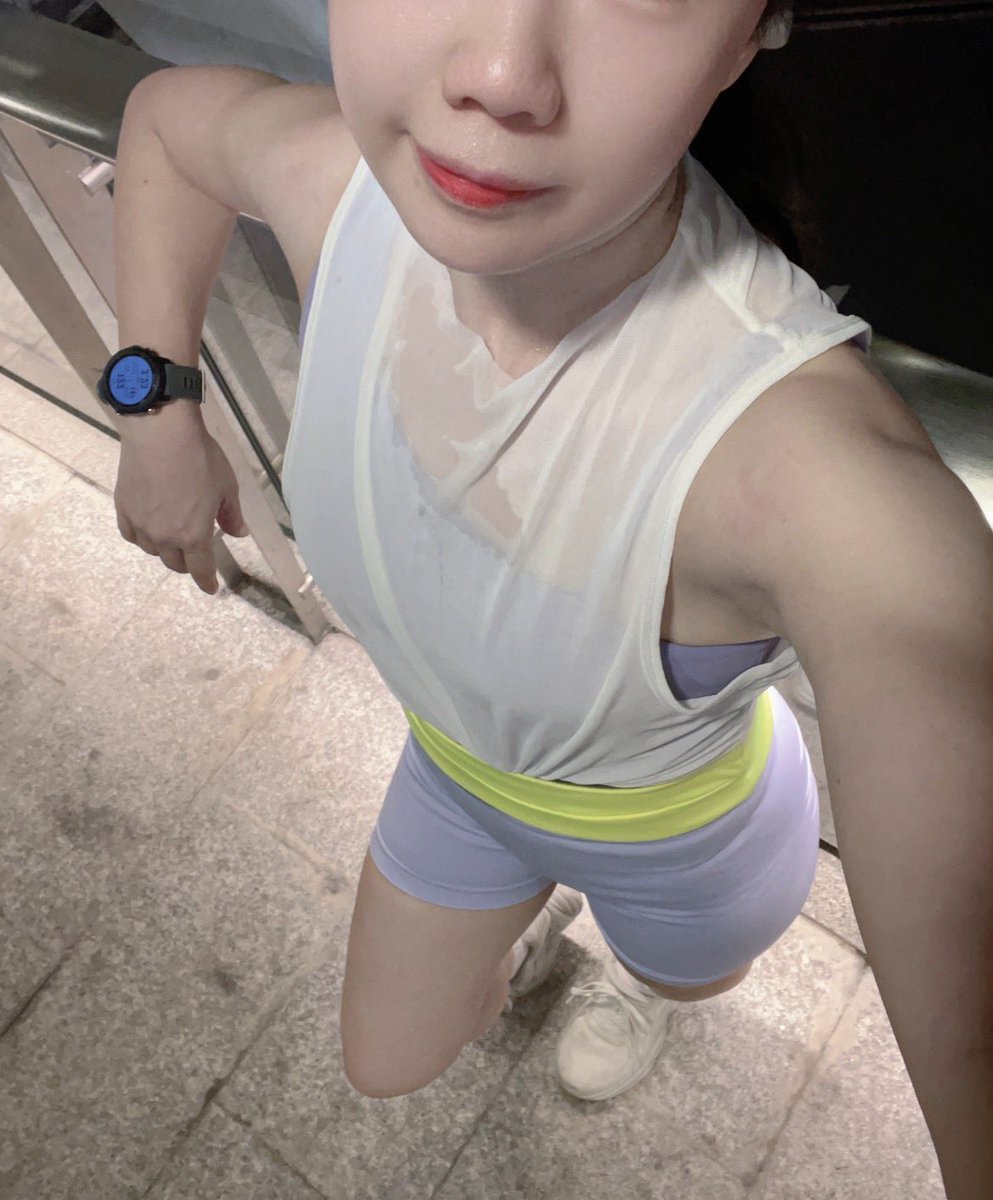 Jacobtwink2004's tweet photo. 我和华的关系，怎么说呢？
表面上我是后妈，他是继子。但是在他爸和外人面前他叫我阿姨，只有我们俩的时候，他叫我名字。这是我们俩的约定。
我们会在微信上聊私密的事，包括性爱，交换彼此的爱好和分享曾经和别人有过的美好经历。
有点男闺蜜的感觉，对吧？ https://t.co/pVbXmTmvjp