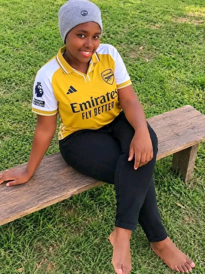vibemaker256's tweet photo. Arsenal or United. Which one has more electricity?? https://t.co/XFIyhxbtXY