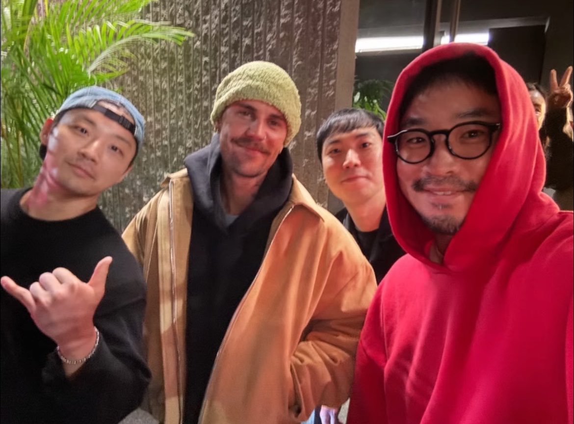 JustinsTourNews's tweet photo. Justin Bieber with fans today in Seoul. 🤍 https://t.co/zi5ObMF1Mt