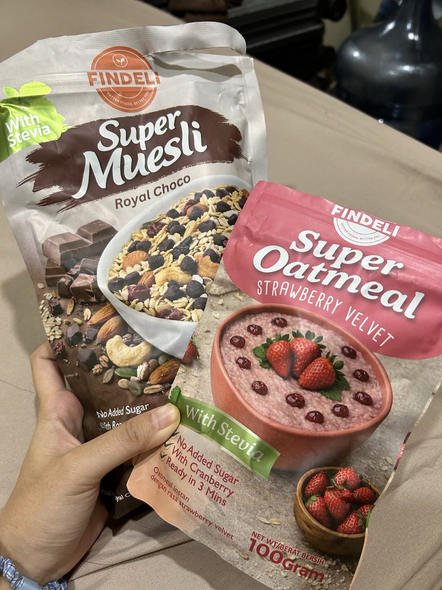 onejkram's tweet photo. yang coklat 100 gram sdh abis aku cmilin, lalu beli yg setengah kilo biar kemnyang👍 trs toppingnya pakai dried fruit isinya kismis2 arab gt deh. enaak https://t.co/1EcUzKY28U