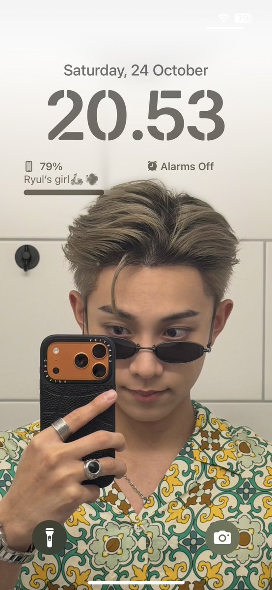 shottiesarchive's tweet photo. mbahku liat my lockscreen percaya klo ini pacarku, pas ditanya orang mana? aku jawab aja orang sidoarjo, trus ditanya jga kerja sama namanya siapa.. aku bilang kerjanya pnya tambak lele trus namanya irul😭😭😭😭😭 https://t.co/L1e1ZyPF84