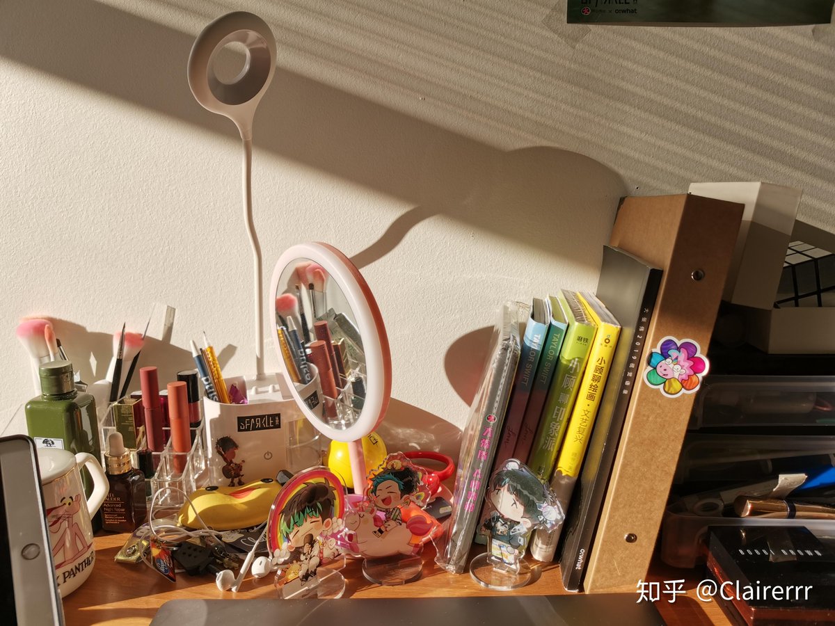 FzWJx181lMbBx15's tweet photo. [最近、仕事でゴミを捨てる係に選ばれたんだ。ところが先日、古いおもちゃを捨てようとしたら、思い出がよみがえってしまって断念。やっぱり物を手放すのって難しいな～] https://t.co/VDib9fKx1D