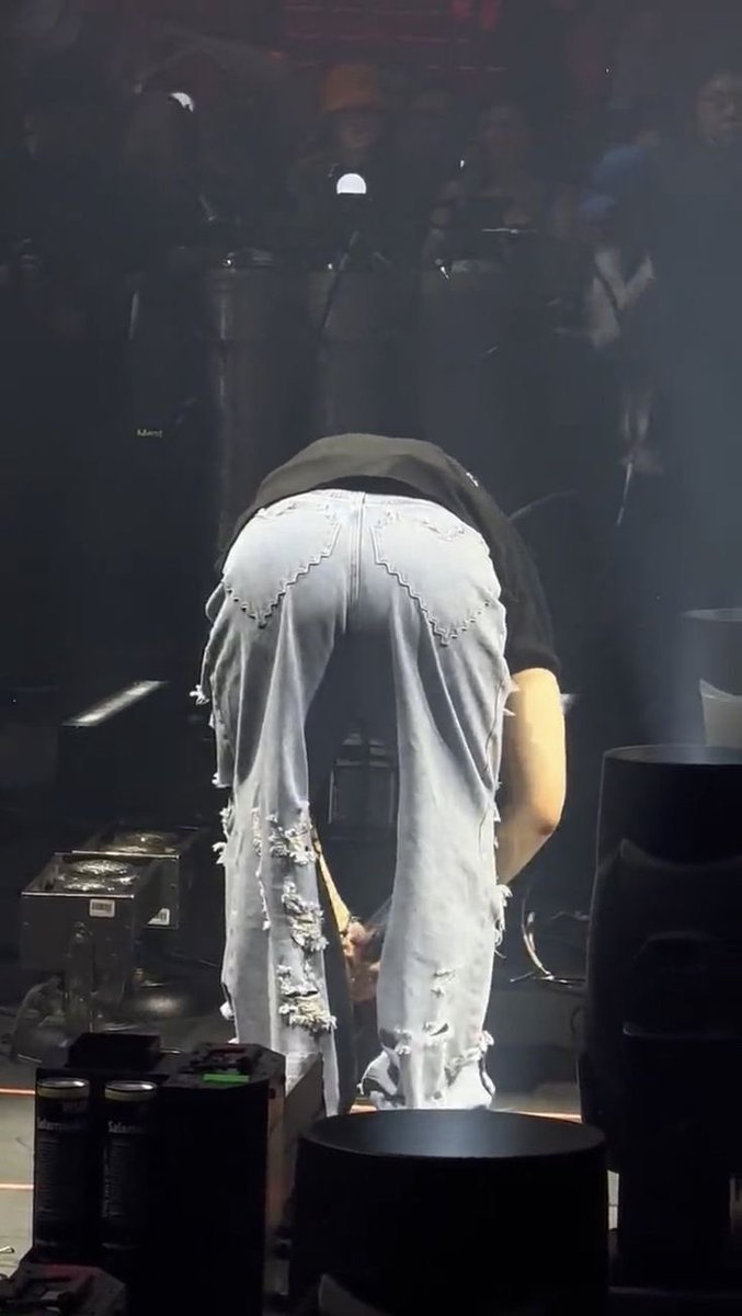 hyulipov's tweet photo. in case ur having a bad day here’s yoongi wearing pants with cute heart pockets https://t.co/pFB2N5wjej
