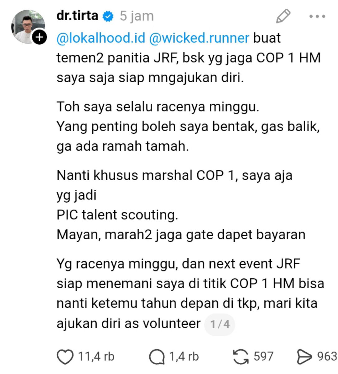 seduhtehnya's tweet photo. dr. Tirta ikut ngomenin para peserta Jakarta Running Festival (JRF) yang viral karena protes pas dihentiin di titik Cut Off Point (COP).

Mereka protes karena ngerasa masih bisa ngejar batas akhir Cut Off Time (COT) dengan pace mereka.

dr. Tirta negesin kalo aturan COP dan COT udah dijelasin jauh-jauh hari, yaitu berdasarkan 'gun time'. Nggak cuma JRF, maraton di luar negeri juga kayak gitu.

Kalo nggak mau diatur, dr. Tirta minta para peserta ikut event lari yang lain. Kalo melewati batas COP, solusinya LATIHAN, bukan malah protes ke panitia~

Gara-gara peserta menerobos barikadenya COP, dr. Tirta ngajuin diri next ikut jaga, dengan syarat boleh ngomelin peserta! 😂

"Mayan marah-marah jaga gate dapet bayaran," selorohnya.

Gayung bersambut, dr. Tirta ngaku udah dapet sinyal positif buat jaga di JRF tahun depan.

Masih berani nerobos kalo yang jagain dr. Tirta guys? Jangan cem macem yaa 😅😂