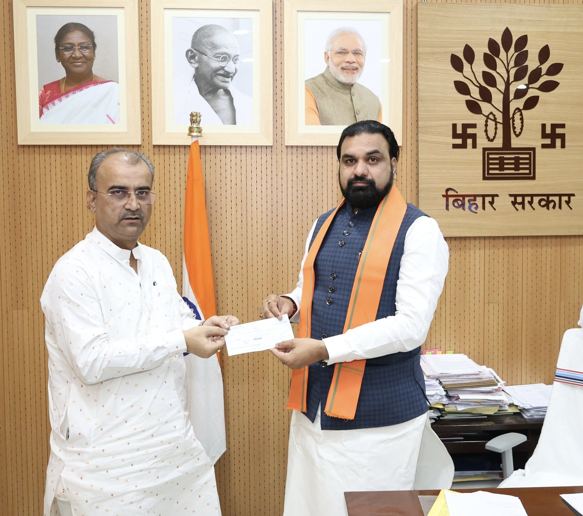 officecmbihar's tweet photo. माननीय मुख्यमंत्री जी ने इस सहयोग के लिए एसोसिएशन के प्रतिनिधियों एवं श्री मंगल पाण्डेय का आभार व्यक्त किया। उन्होंने कहा कि यह राशि राज्य में आपदा एवं कठिन परिस्थितियों के दौरान जरूरतमंद लोगों की सहायता में उपयोगी साबित होगी। https://t.co/gYIygwFx2S