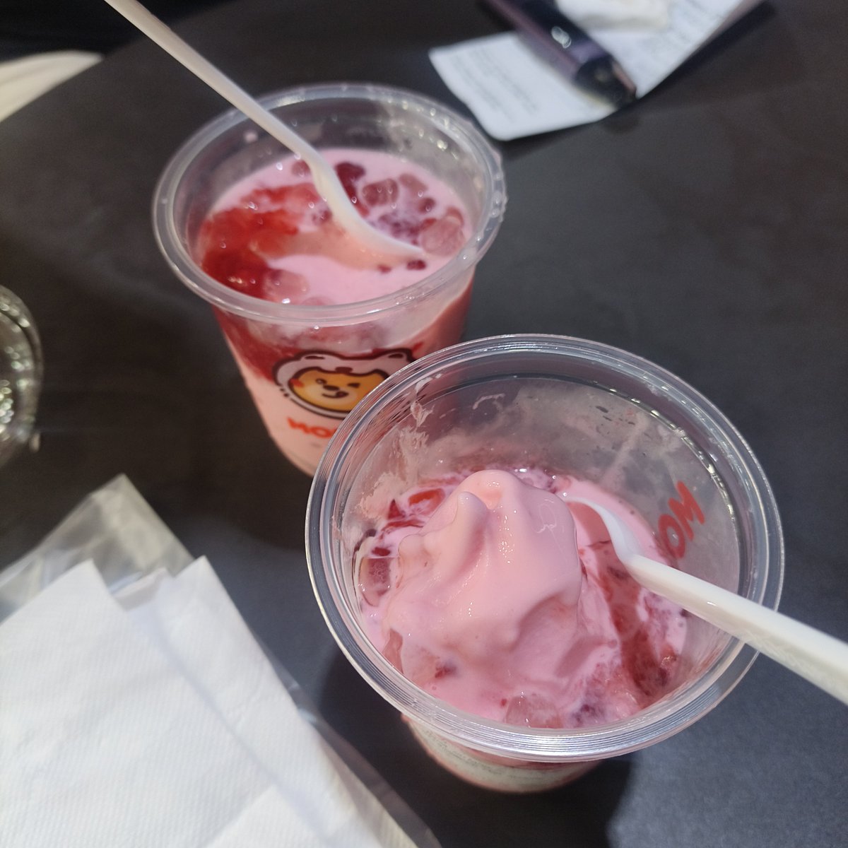 suarsenjaa's tweet photo. penutupan hari ini dengan eskrim, habis ditabrak mobil dari belakang 💔💔💔 https://t.co/1VhYQgtAYJ