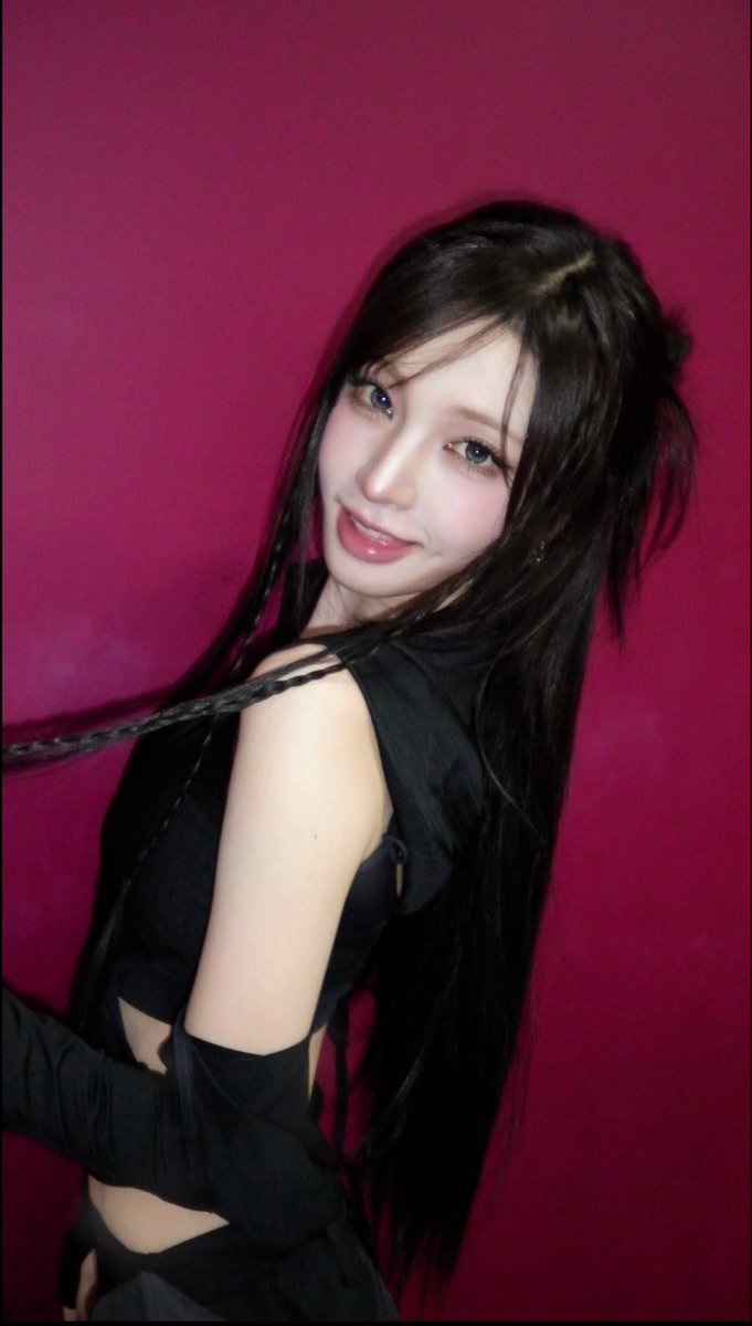 jiwonsdaily's tweet photo. IT'S SHE A GAME CHARACTER ACTUALLY https://t.co/qLexiyg21S