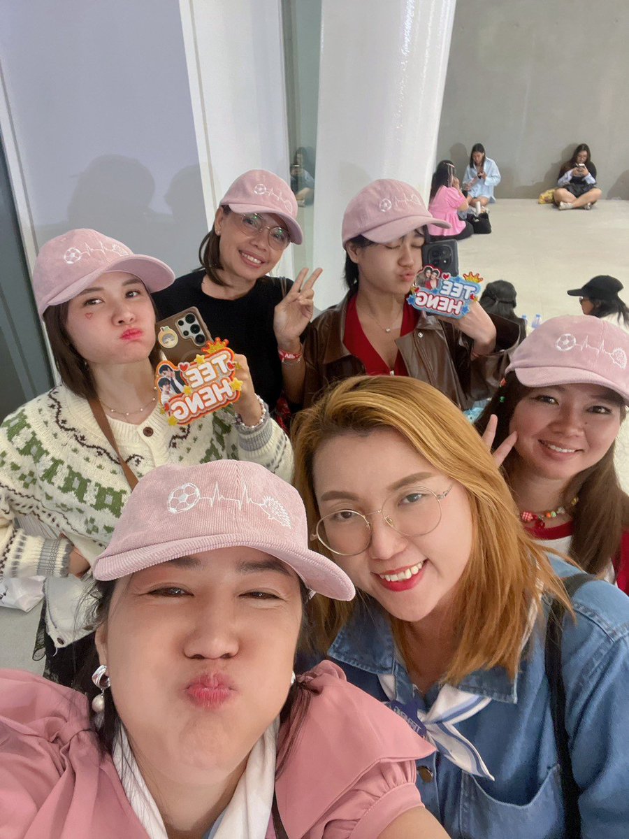 sasiy8g's tweet photo. พวกมี๊ๆ รักตี๋เฮงนะ. รักพวกแกจริงๆ ไม่คาดหวังให้พวกแกมารักมี๊ตอบนะ แต่ขอรักพวกแกและจะซัพพอตพวกแกไปตลอดๆพวกแกจะไม่มีทางล้มเลยนะเพราะพวกฉันจะคอบประคองพวกแกสุดๆไปเลย หลังแก2คน จะมีพวกฉันึยดูแลรักอย่างดี
#TeeHeng #TeeHengGENOFUS1stFanmeeting
@Tee_wongsajaem 
@HengmarkII https://t.co/6GDZZ7Qg9P